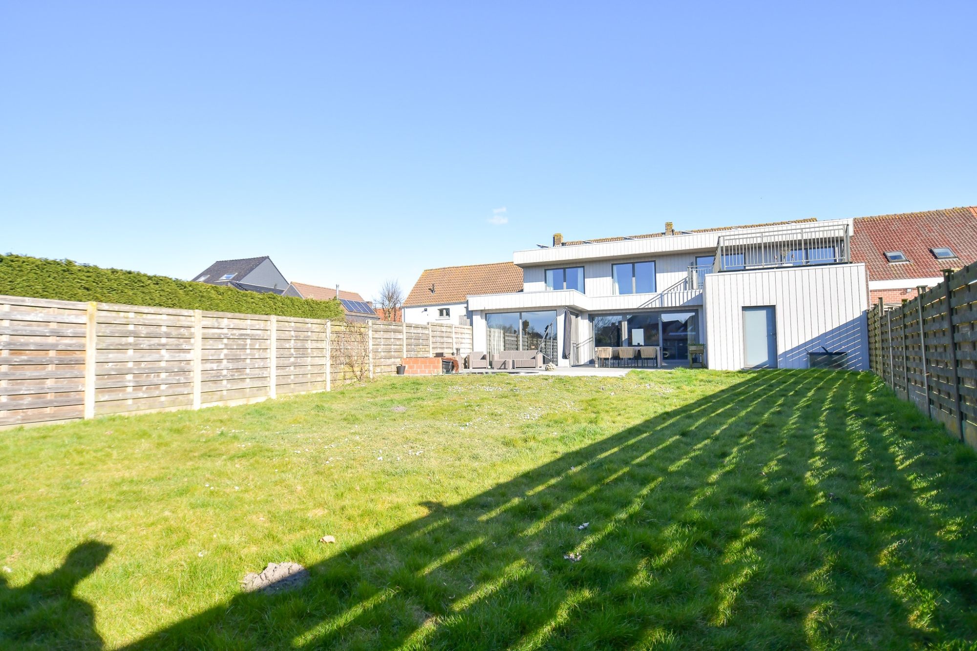 Ruime energiezuinige woning met 4 SLPKS, tuin en garage in het centrum van Klemskerke foto {{pictureIndex}}