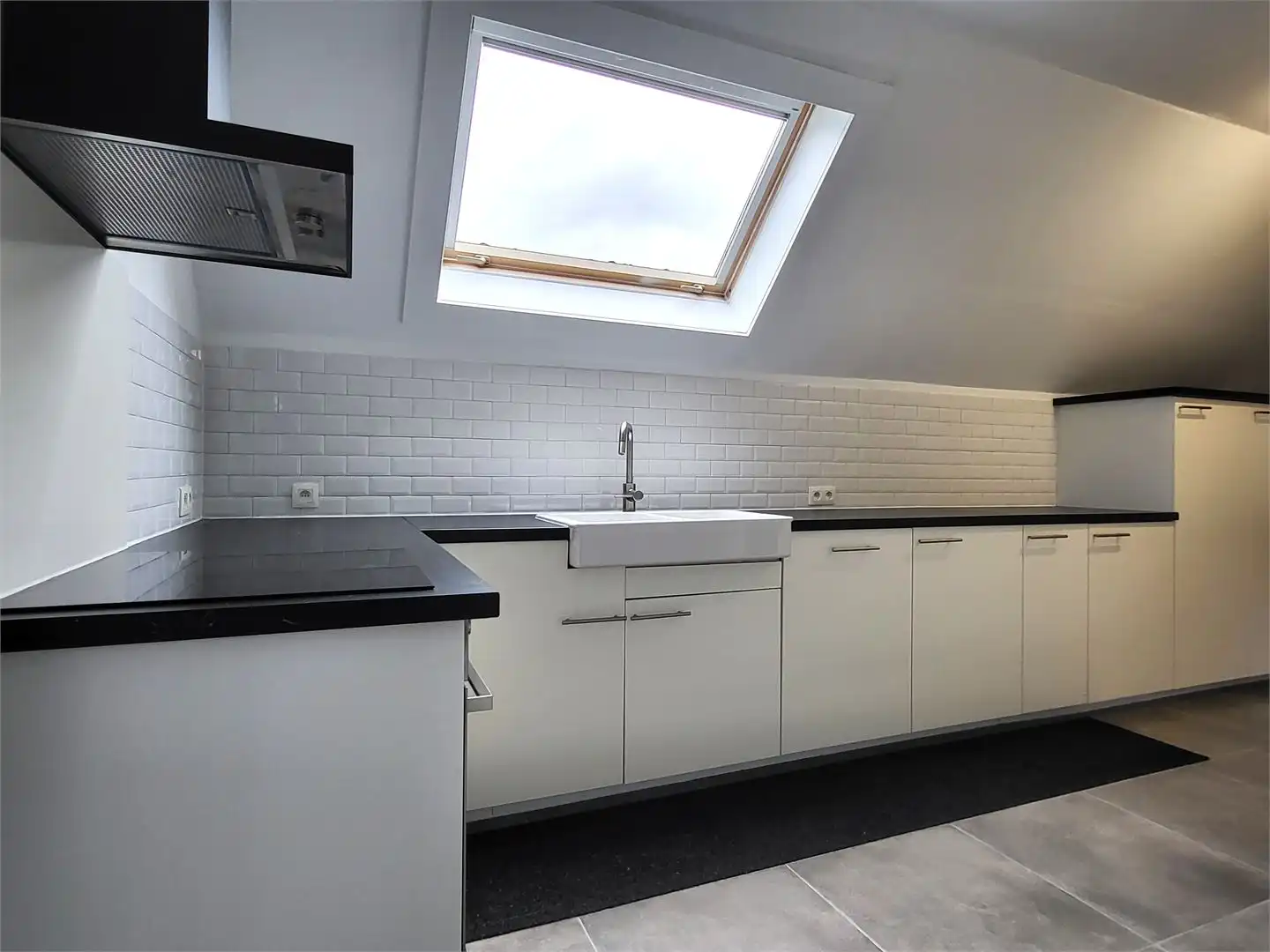 In het landelijke Roborst, een deelgemeente van Zwalm in de prachtige Vlaamse Ardennen, bevindt zich deze ruime en volledig gerenoveerde woning op een perceel van 1.143 m². foto 27