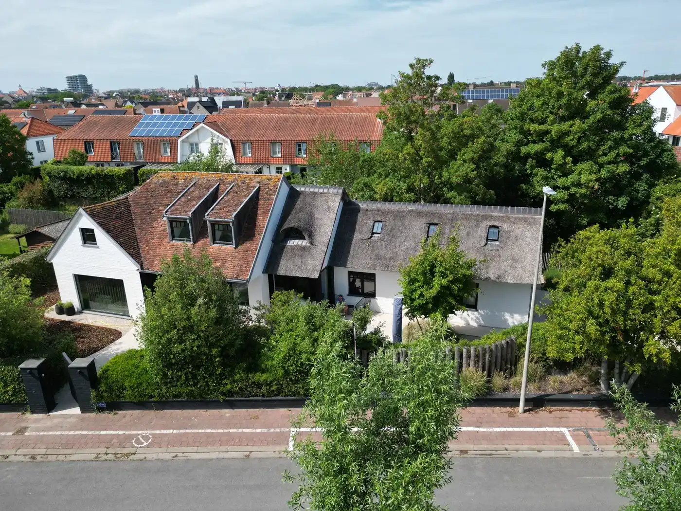 Charmante alleenstaande villa verscholen in een rustige laan te Knokke foto 2