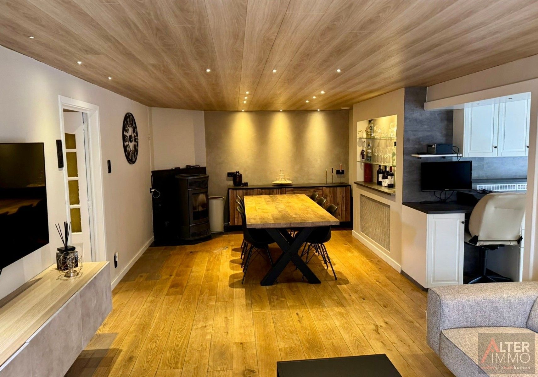 Halfvrijstaande woning, 3 slaapkamers op perceel van 8a 46ca met ruime loods en 3 garages! foto 5