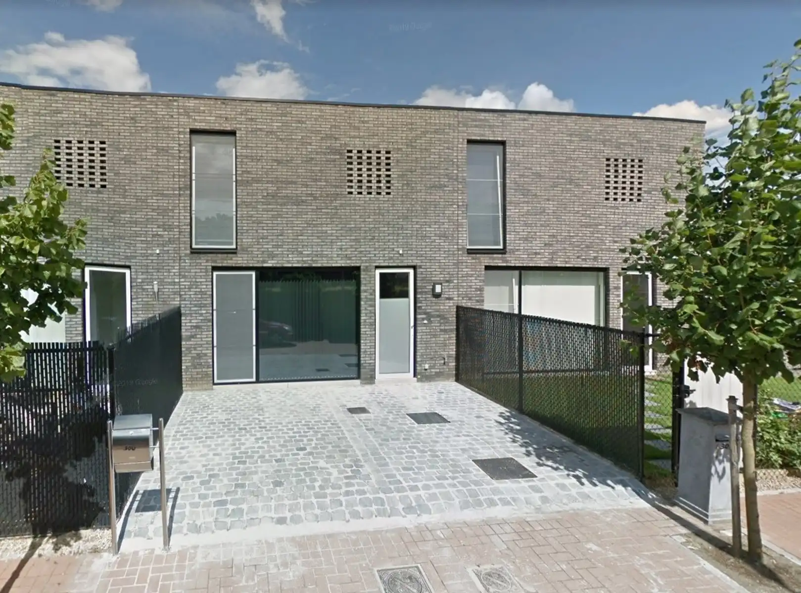 Mooie recente woning in doodlopende straat foto {{pictureIndex}}
