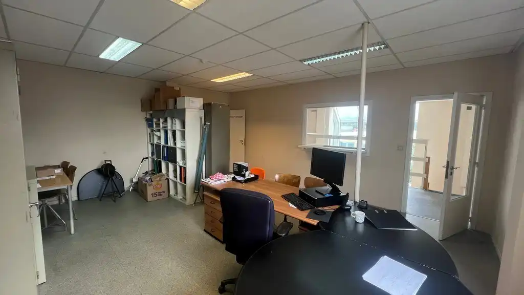 Verwarmd magazijn met kantoren te huur in Industriepark-Drongen foto 12