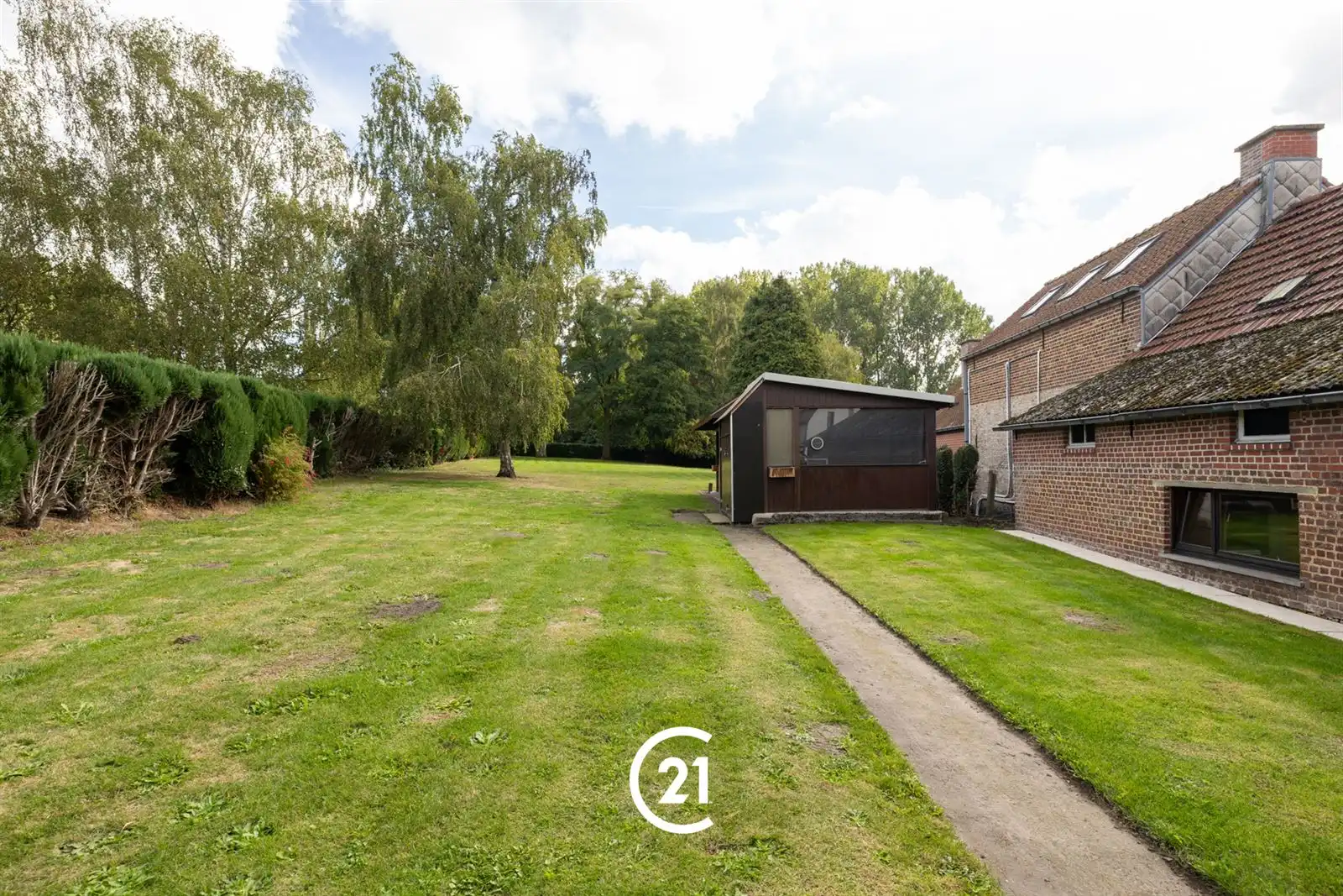 Te renoveren woning op een ruim perceel van 2.220 m² foto 3