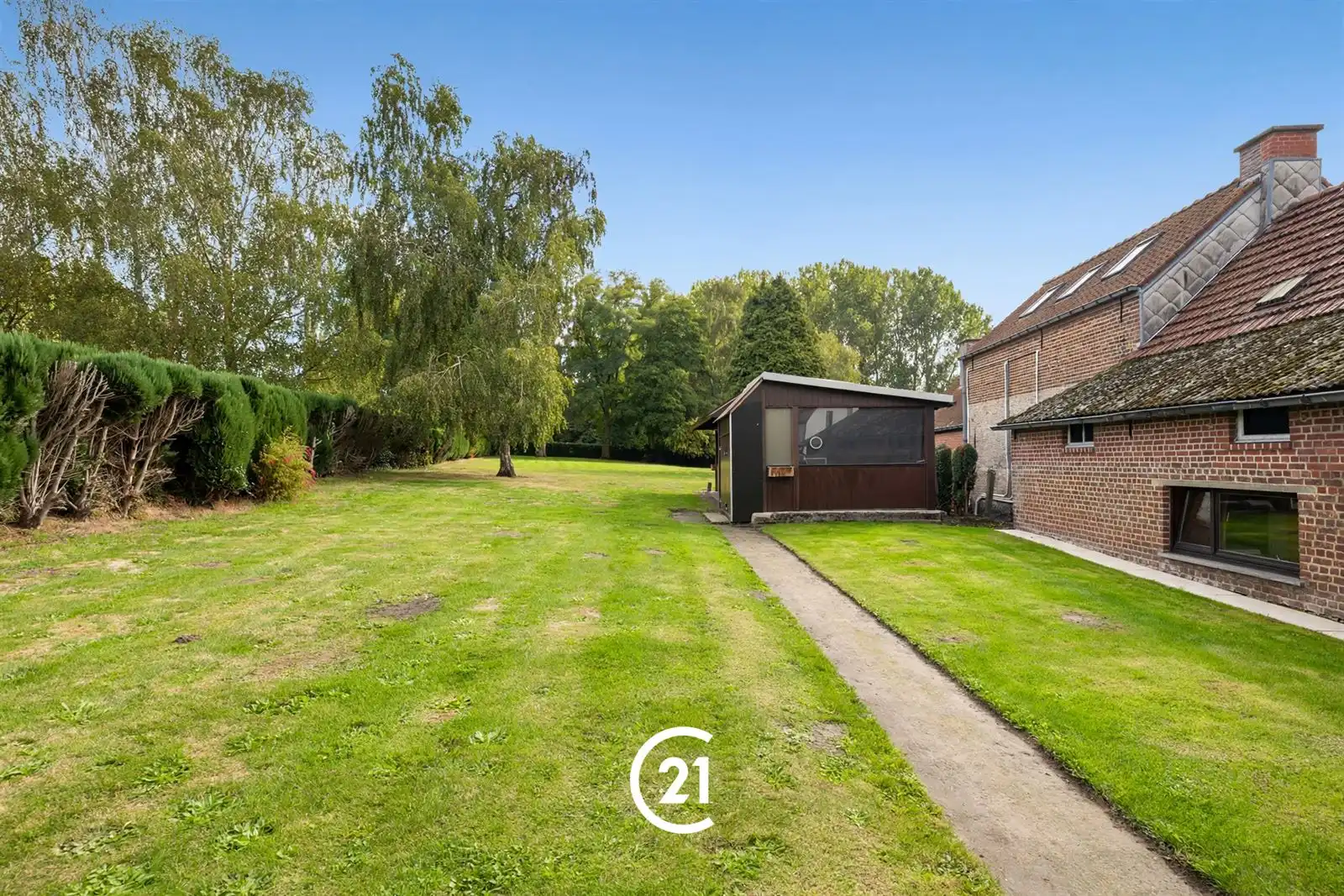 Te renoveren woning op een ruim perceel van 2.220 m² foto 3