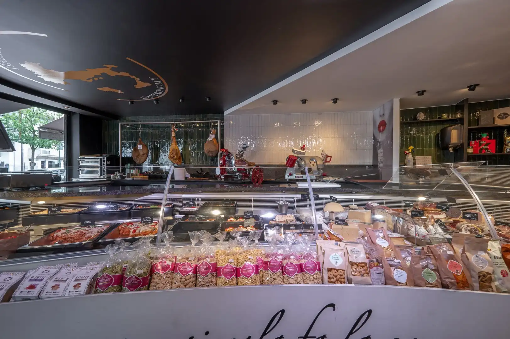 Verhuurd handelspand gelegen op de Lippenslaan vlakbij de Elizabetlaan (5% rendement) foto 3