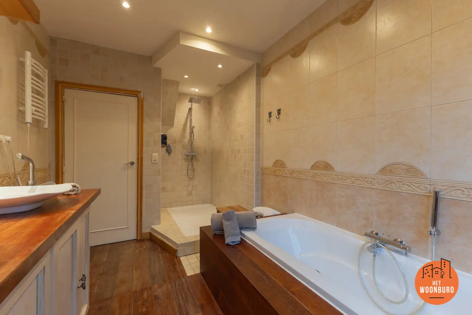 Karaktervolle woning met 4 slpks, garage, bijgebouw en tuin foto 17