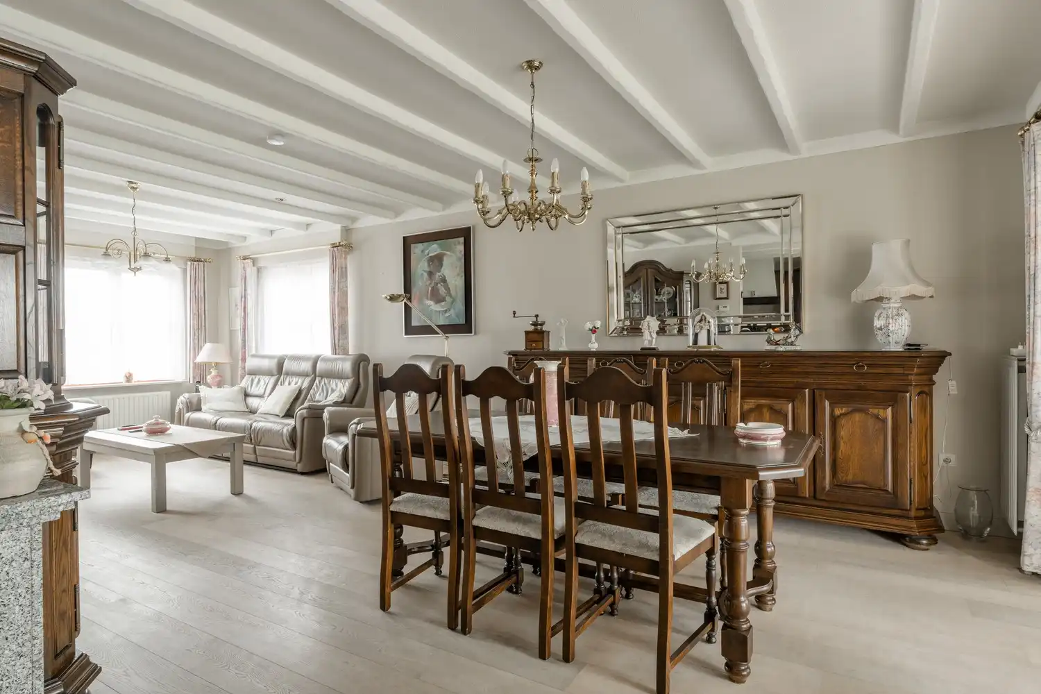 Mooie vrijstaande woning te koop vlakbij het centrum met 4 slaapkamers rustig gelegen op 10a10ca. foto 13