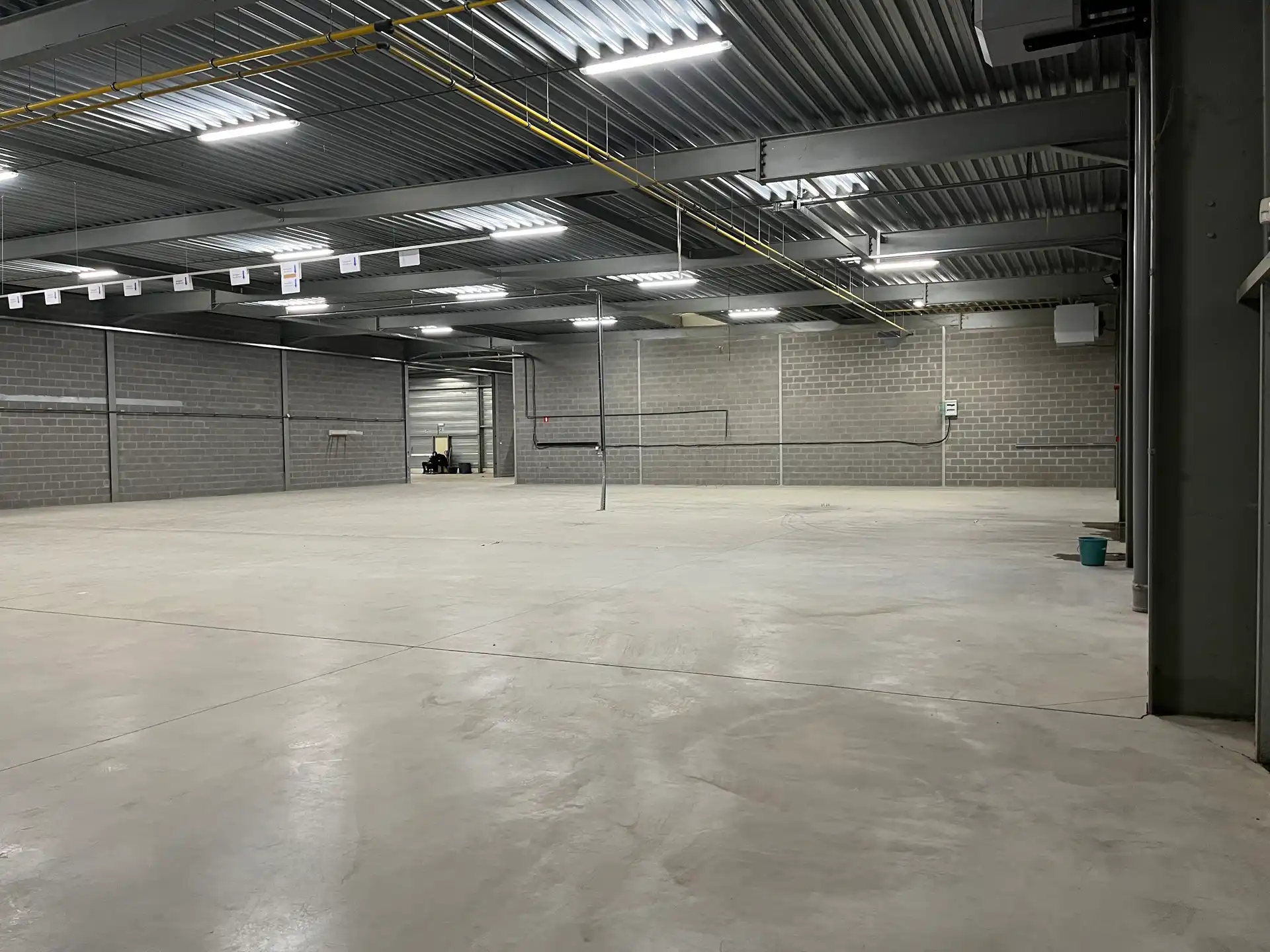 Magazijnen  vanaf 300m² tot 750m² te huur foto 4
