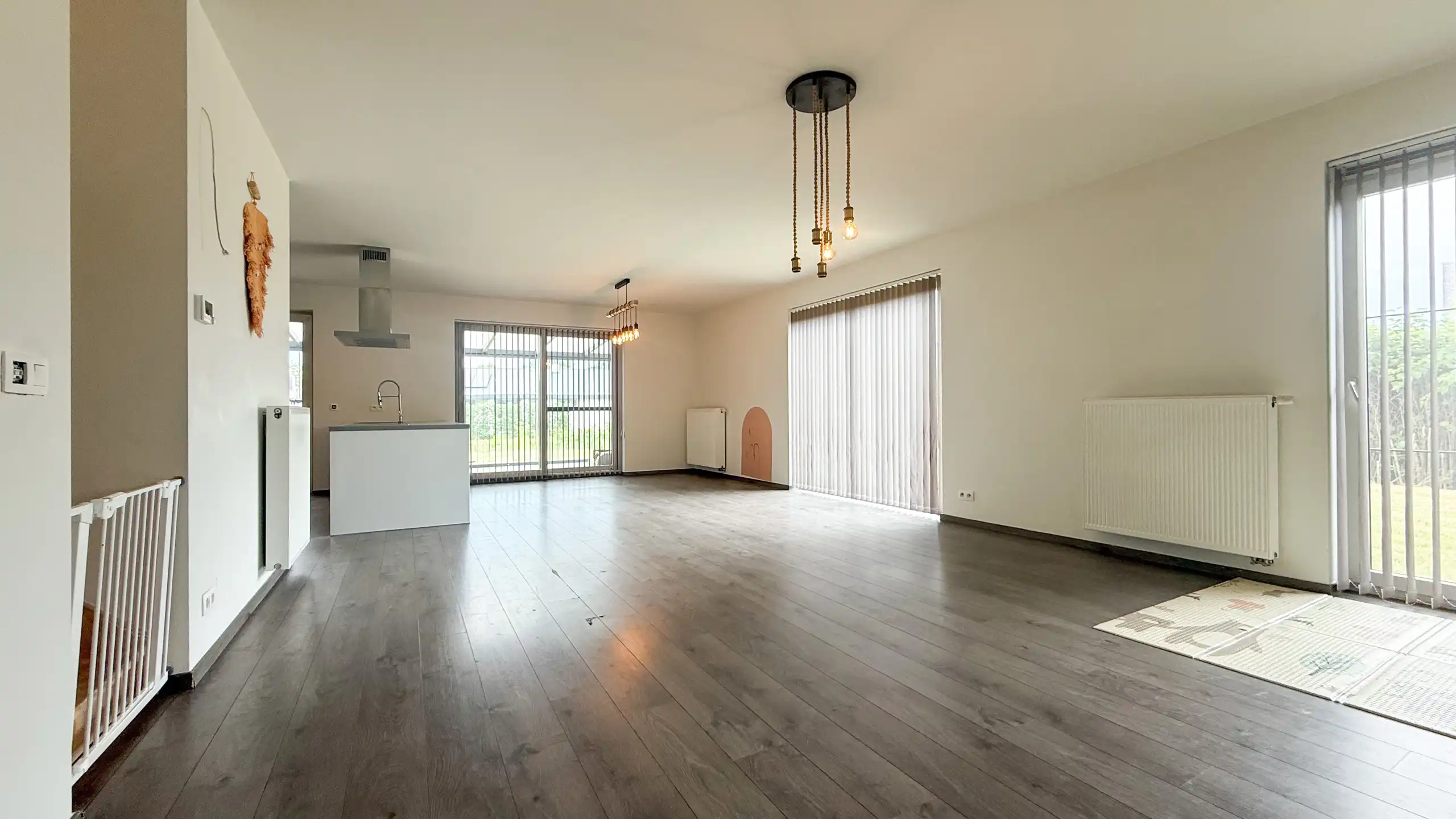 Recente halfopen woning met 3slpks, veranda en ruime tuin! foto 2