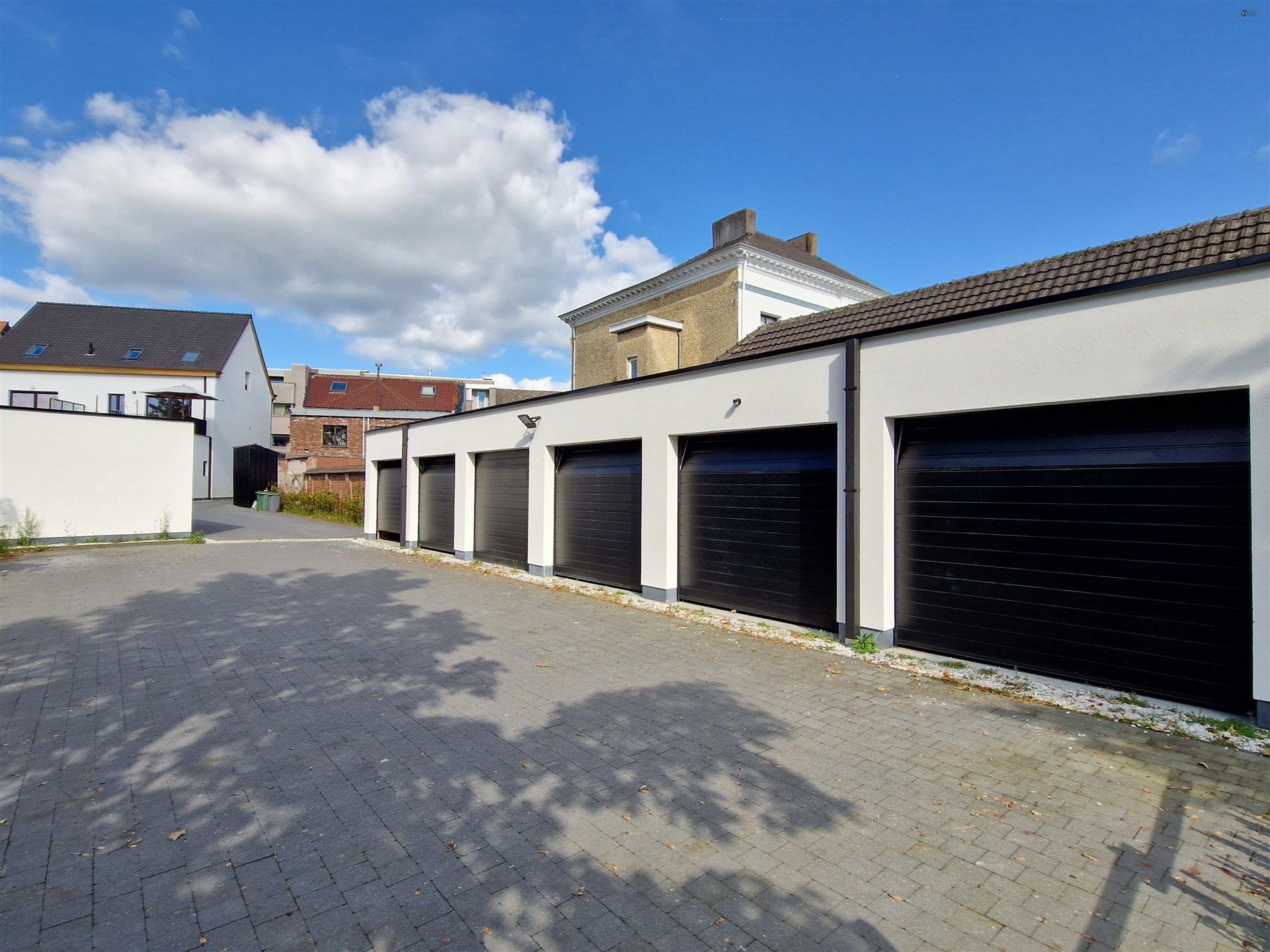 Ruime Garages en staanplaatsen  foto 1