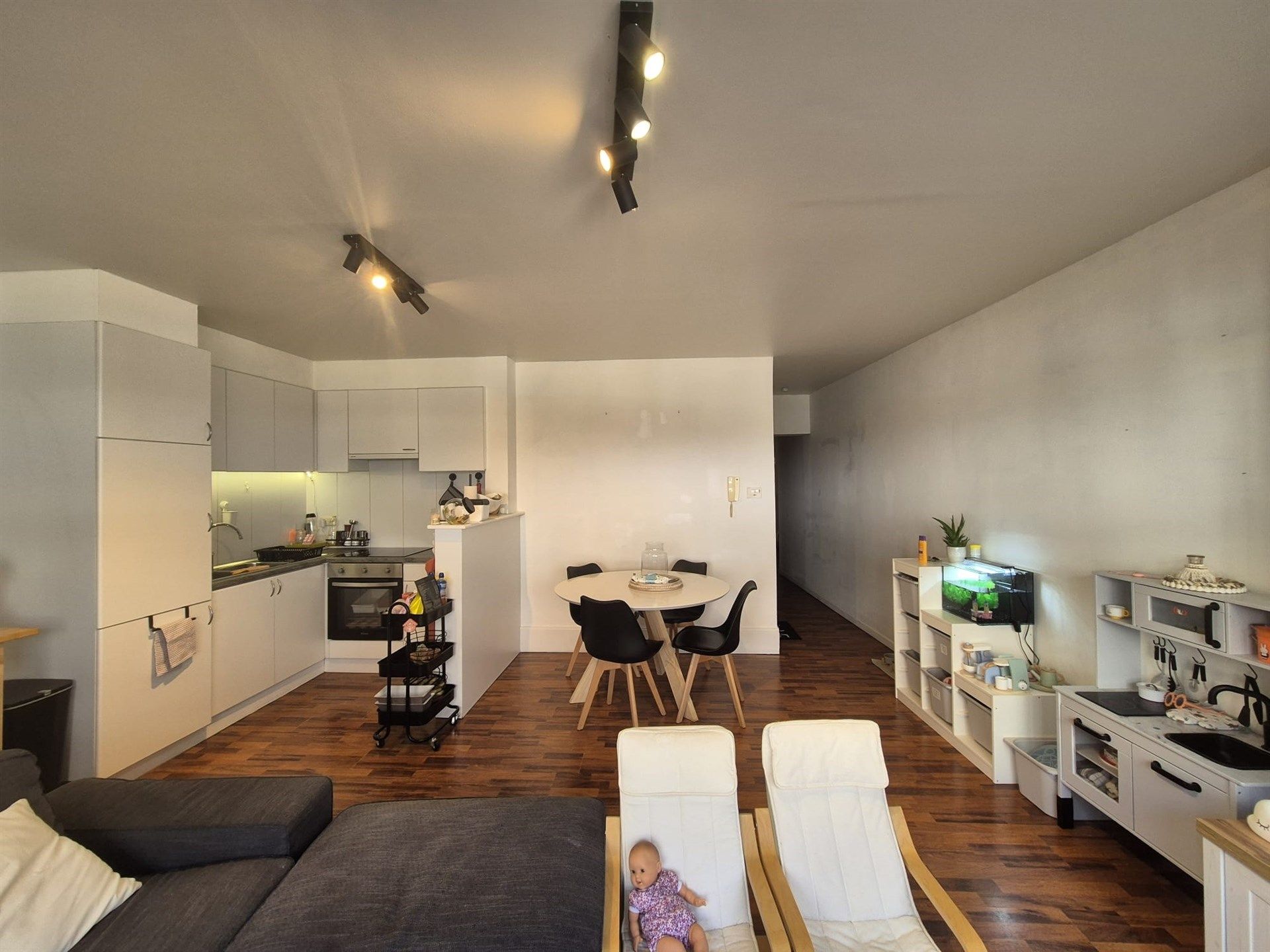 Centraal gelegen instapklaar 2 slaapkamer appartement foto 9