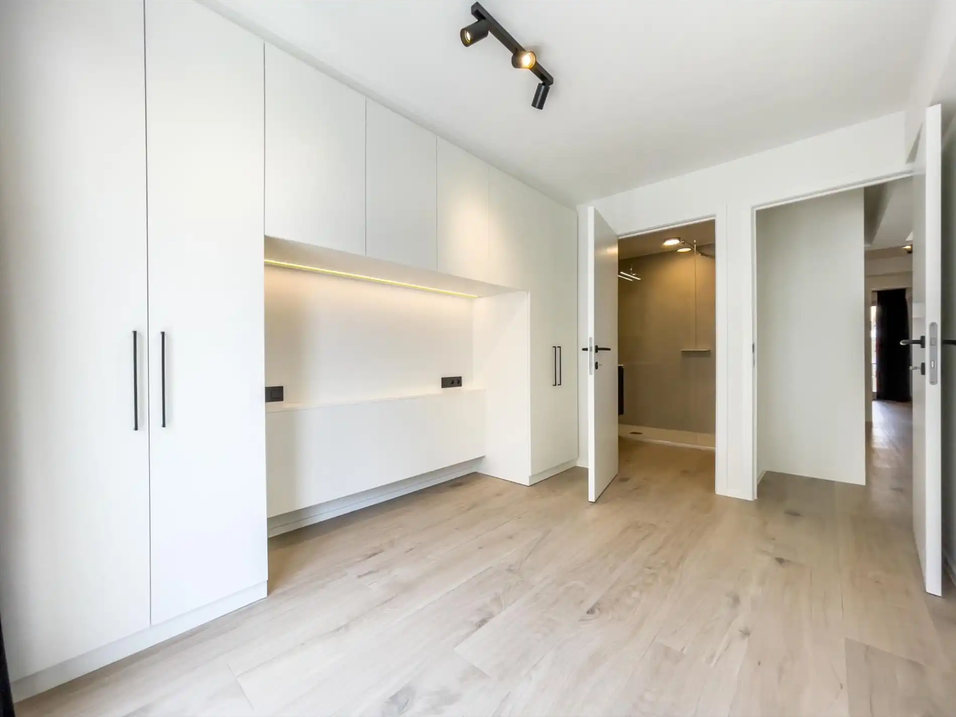 Zonnig, volledig gerenoveerd en ongemeubeld appartement gelegen in de buurt van het Rubensplein met zijdelings zeezicht. foto 10