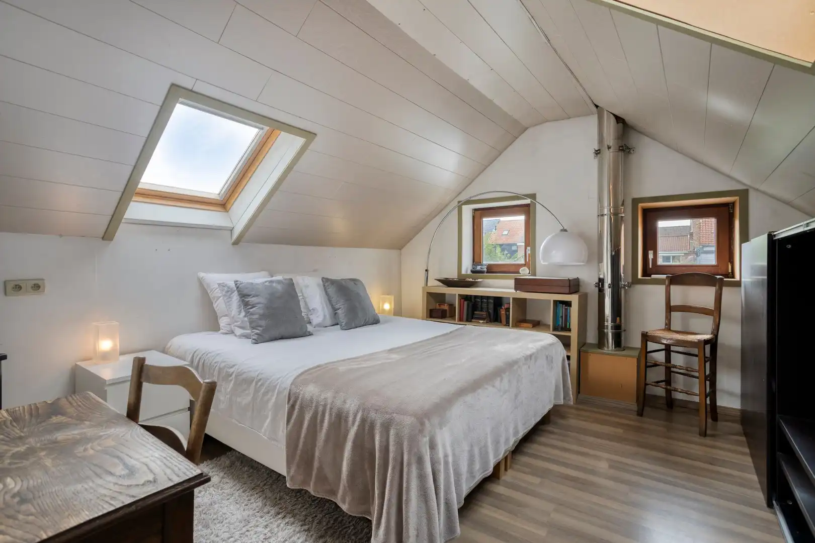 Bijzonder charmante en karaktervolle gerenoveerde woning met 4 slaapkamers, diepe tuin en handelsmogelijkheid foto 16