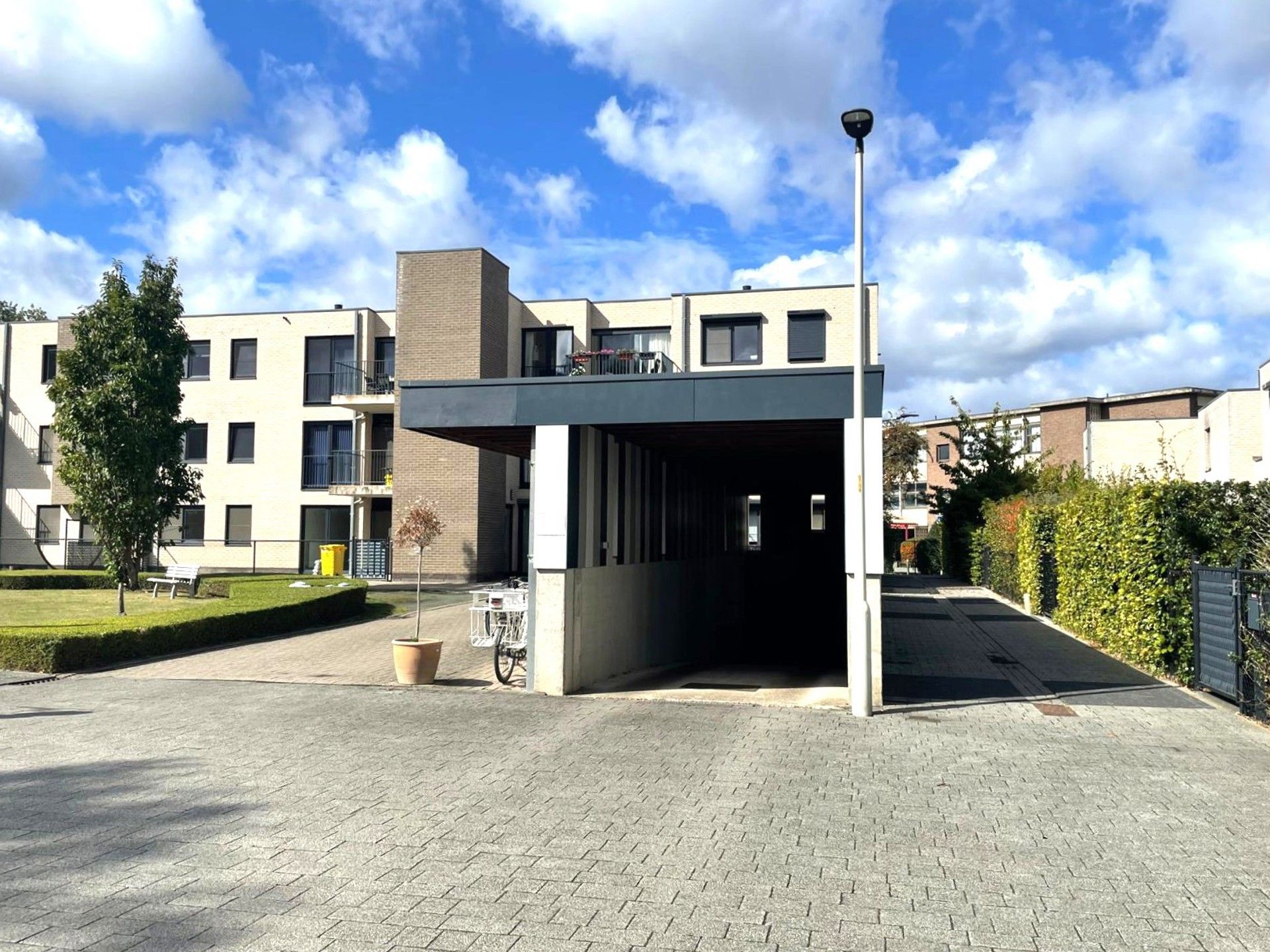 Staanplaats met berging foto {{pictureIndex}}