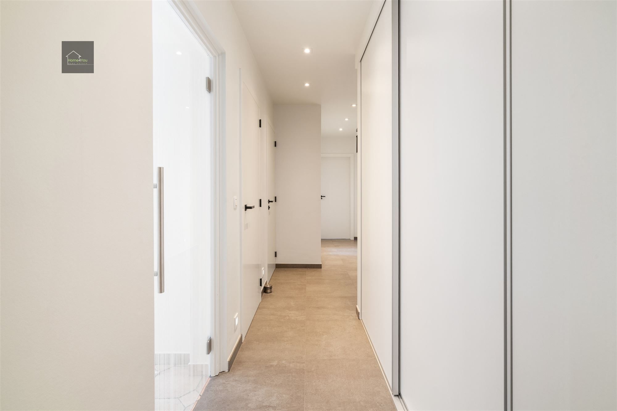 Ruim instapklaar appartement met groot Zuid-gericht terras! foto 3