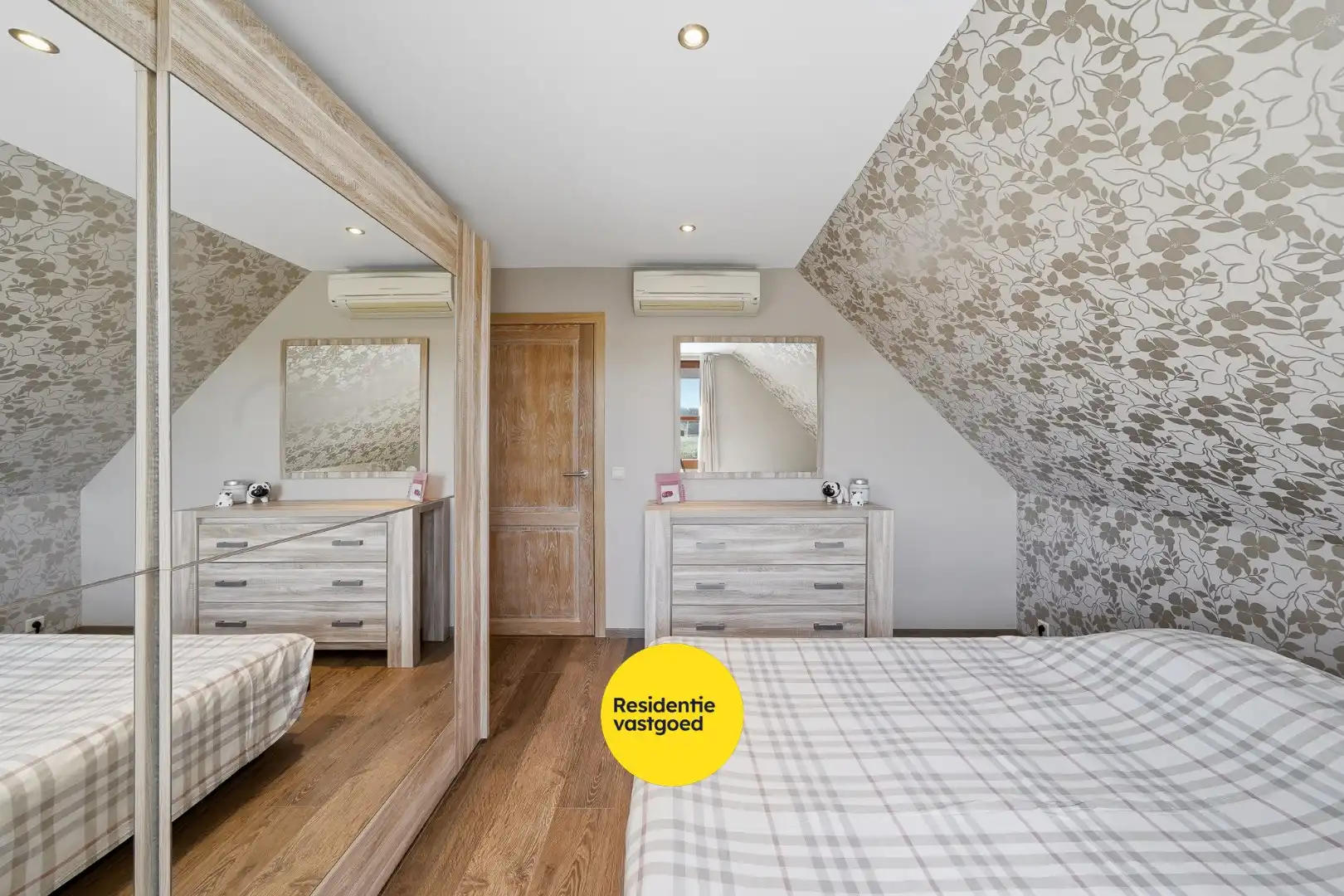 Instapklare halfopen bebouwing met 3 slaapkamers en zwembad foto 20