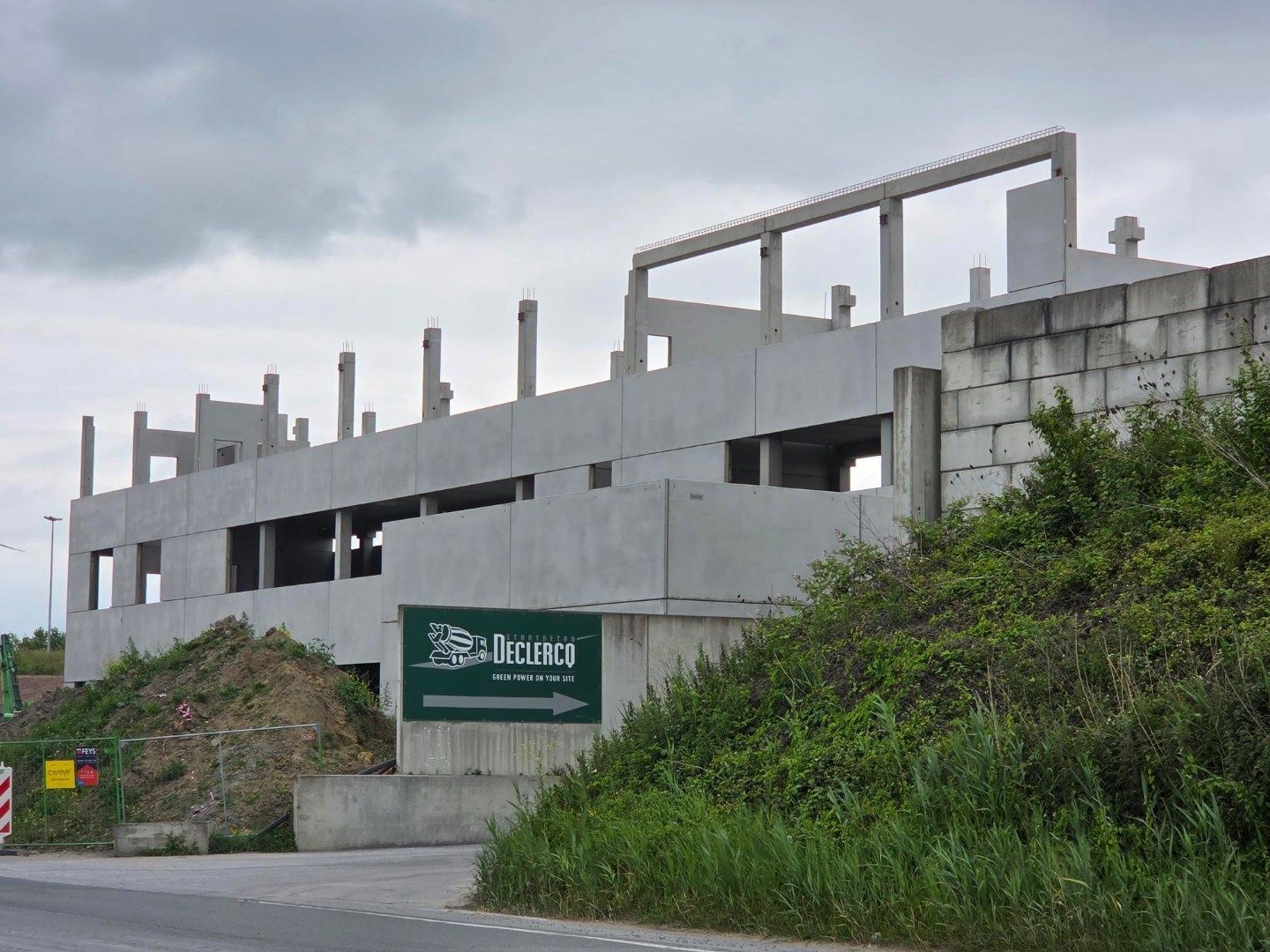 Logistieke bedrijfshal - 2765 m² - met 350 m² kantoren. Superligging! foto 3