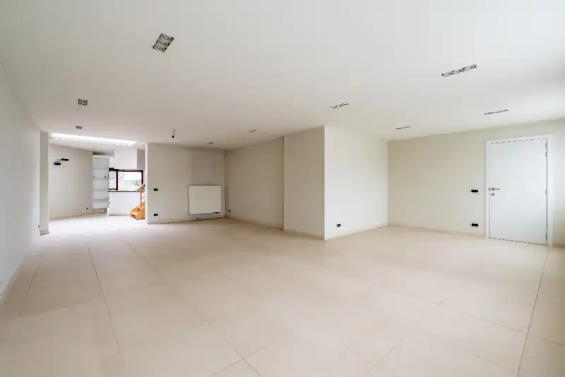 Ruime gezinswoning met handelsruimte en dubbele garage foto 4