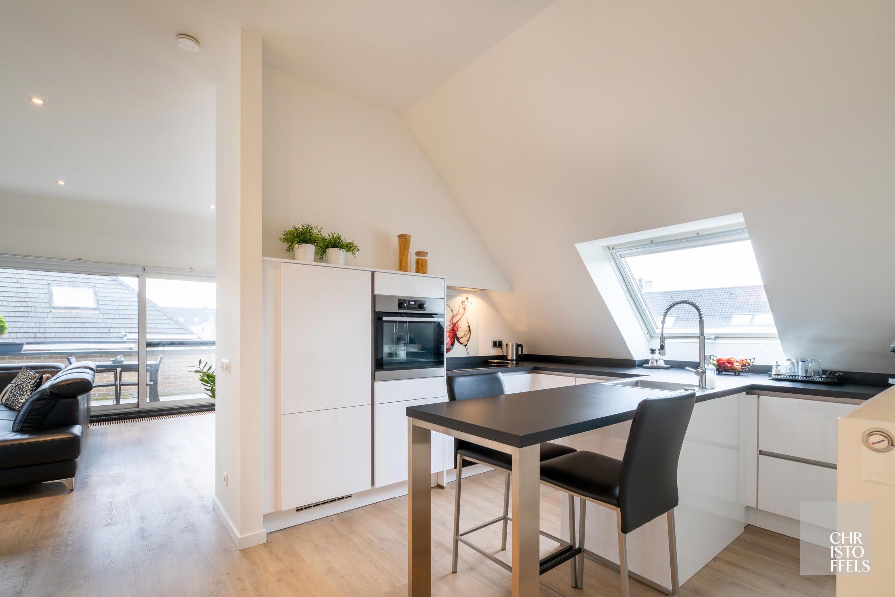 TE HUUR - Appartement met 2 slaapkamers én garagebox in het centrum van Lanaken! foto 3