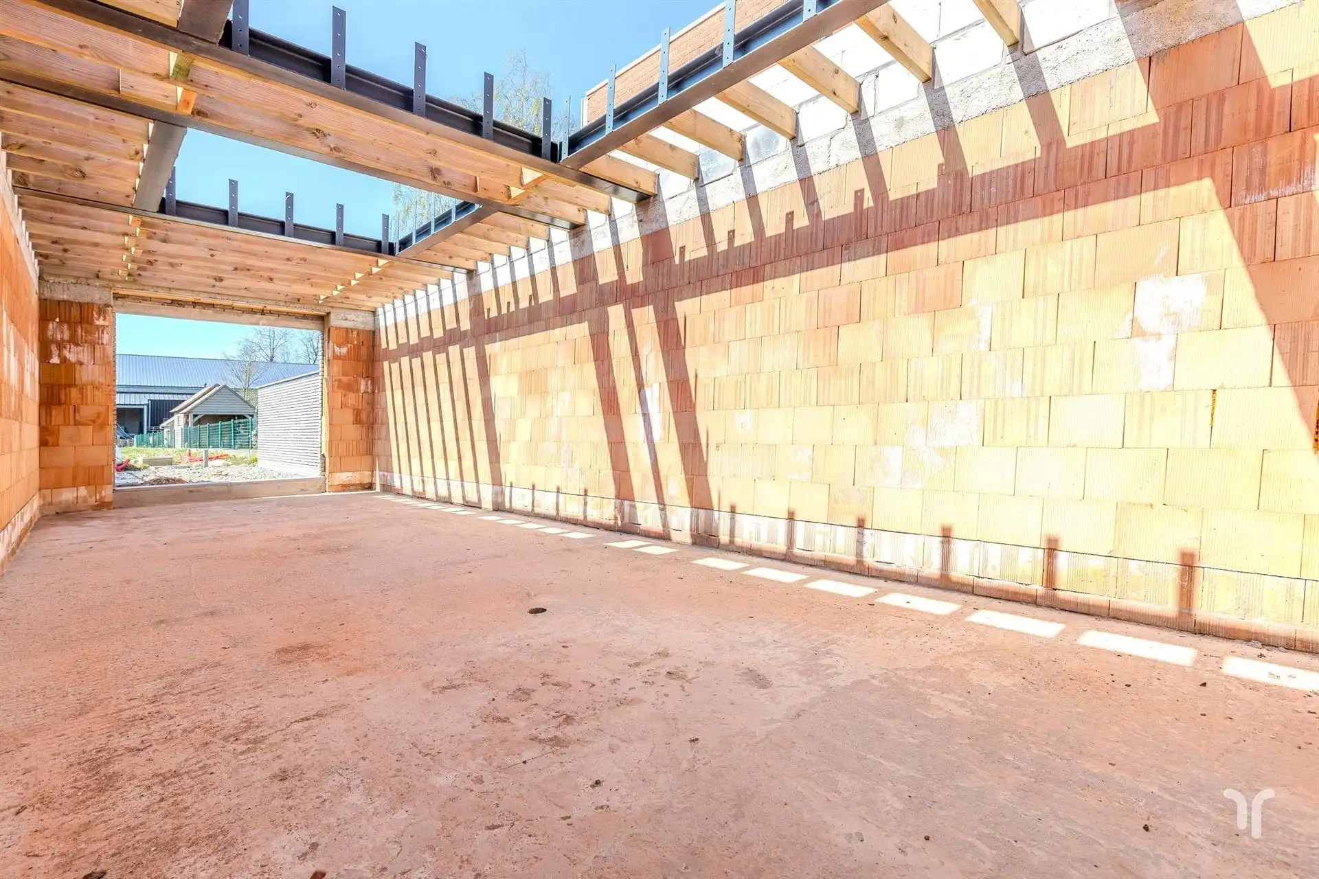 Ruime woning in heropbouw met nieuwe aanbouw. foto 13