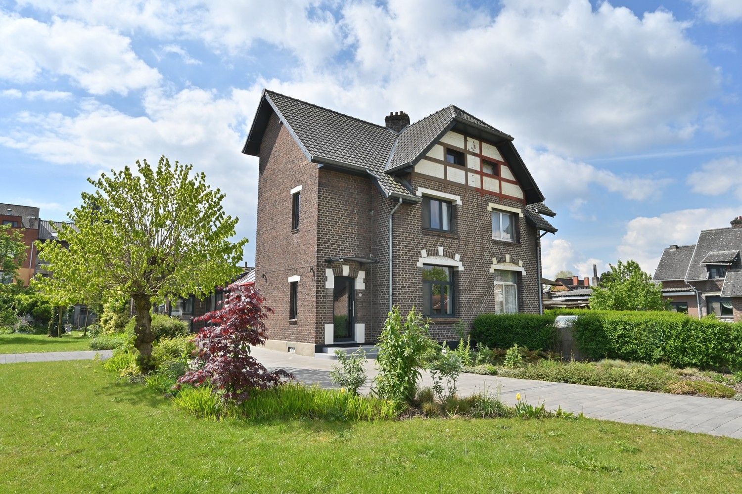 Karaktervolle woning met atelier, gelegen in een fraaie laan te Eisden-Maasmechelen. foto 1