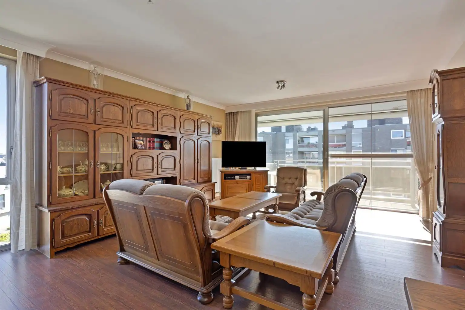 Zeer ruim 2 (+1)-slaapkamer appartement met overdekt terras, ondergrondse garagebox en aparte berging gelegen op wandelafstand van het centrum van Maaseik.  foto 4
