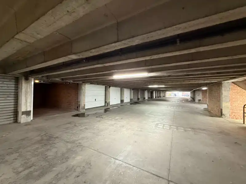 Uitstekend gelegen garagebox nabij Citadelpark en Sint-Pietersstation foto 5