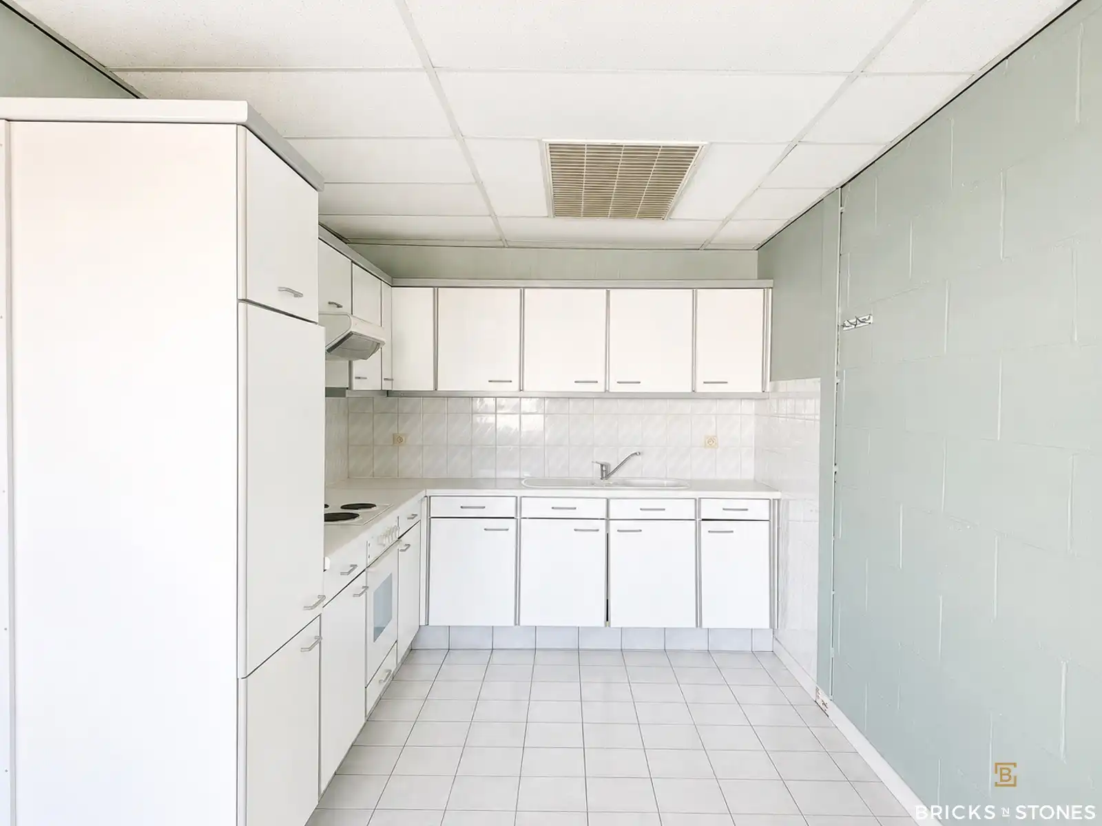 Riant magazijn met kantoorruimte in Berchem te huur foto 6