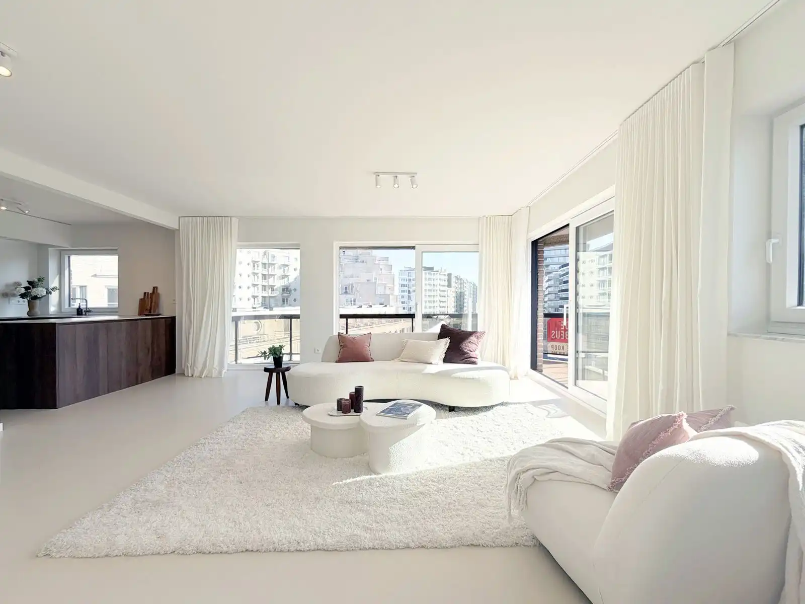 Gerenoveerd hoekappartement met terras , 3 slaapkamers, vlakbij zee foto 2