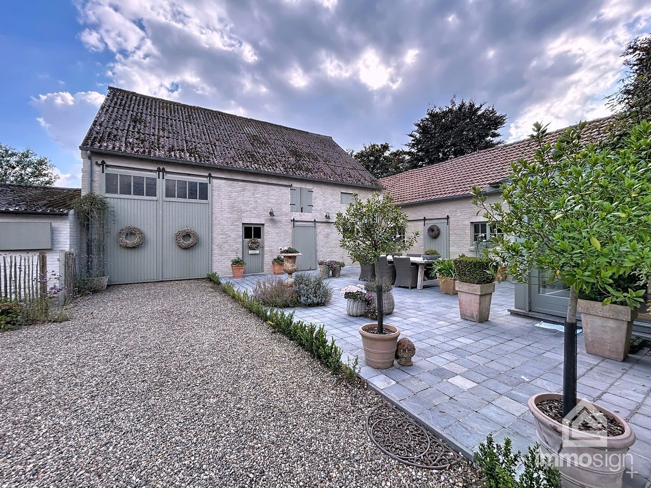 Hoofdfoto van de publicatie: Landelijk wonen in Oudsbergen, omringd door weiland met paardenstallen!