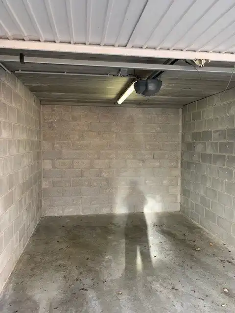 Gesloten garagebox op gelijkvloers, met elektriciteit en verlichting foto 5