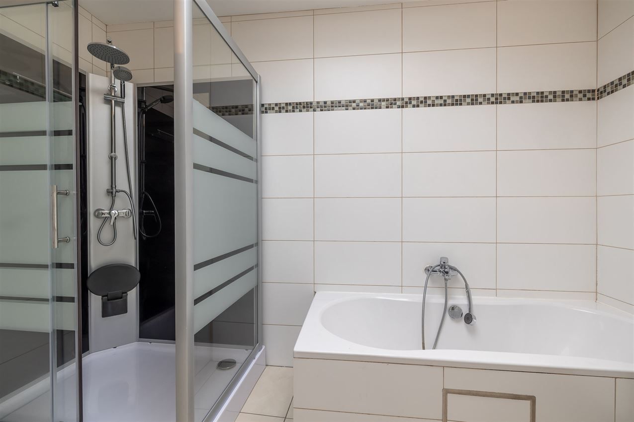 Gerenoveerde woning in rustige straat, 2 slaapkamers, ruime keuken, conforme elektriciteit en wandelroutes vlakbij. foto 15