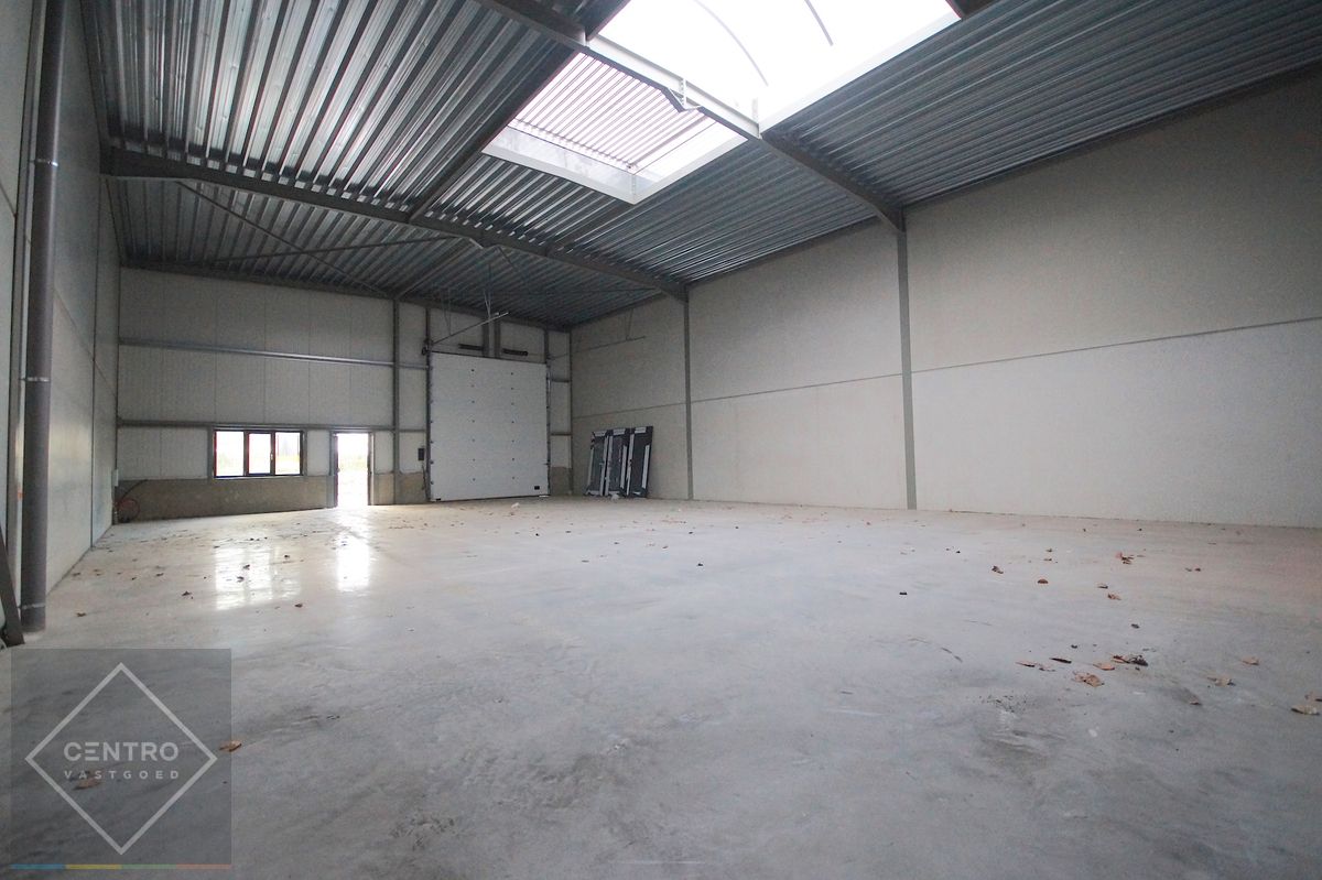 Goed geïsoleerde NB KMO-unit (227m²) inclusief 2 private parkeerplaatsen op ambachtelijke zone te Diksmuide! foto 2