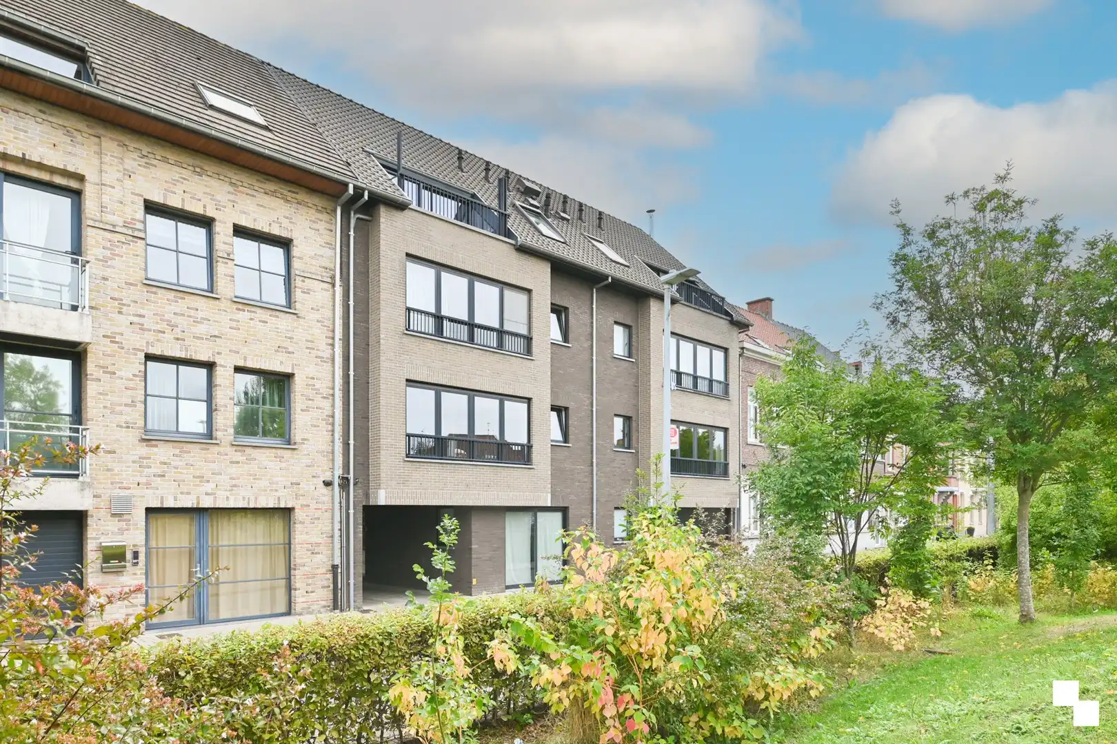 Duplex appartement met garage en twee staanplaatsen nabij centrum Izegem foto 2