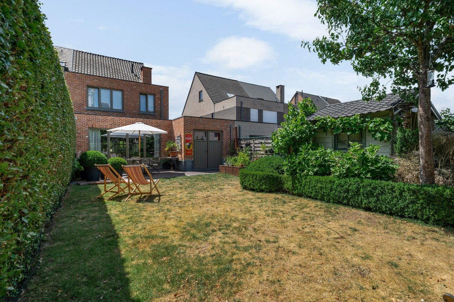 Prachtige woning met 3 ruime slaapkamers, inpandige garage met oprit, tuin & atelier! foto 2