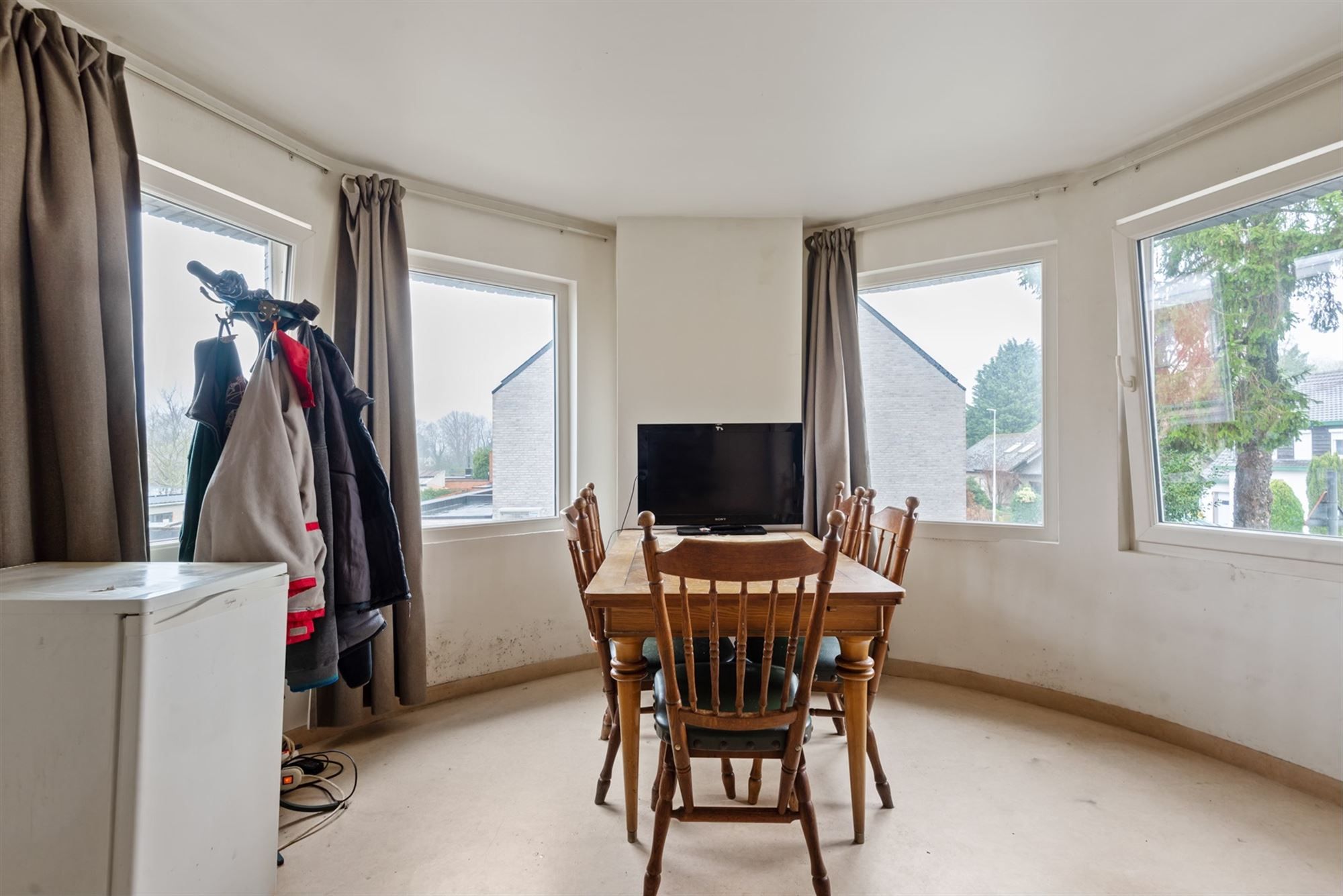 Op te frissen appartement met 1 slaapkamer op de 1ste verdieping foto 1