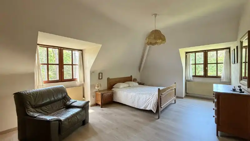 Stijlvolle villa van 275m² op 20 are met bureel, 4 slaapkamers, 2 bad-of douchekamers, dubbele garage foto 15