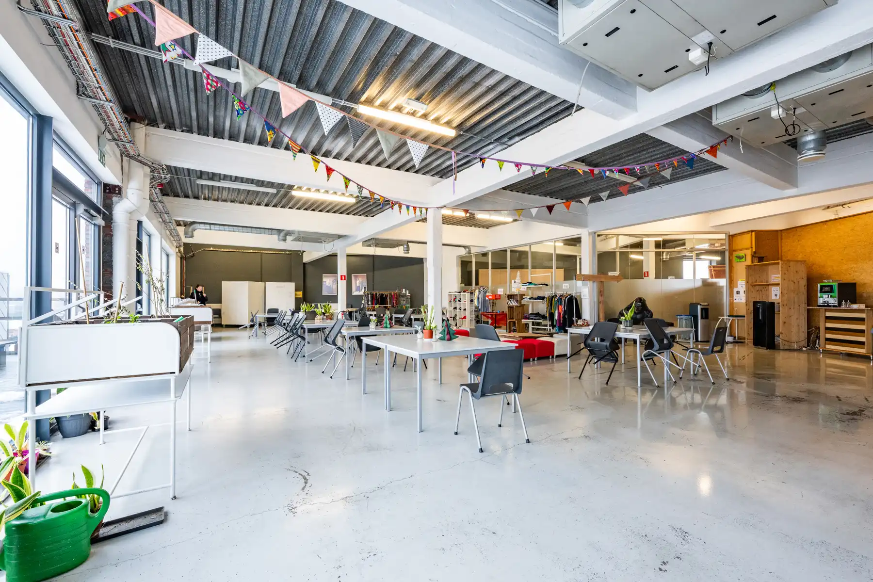 Ruim en veelzijdig bedrijfspand met parking en opslag foto 56