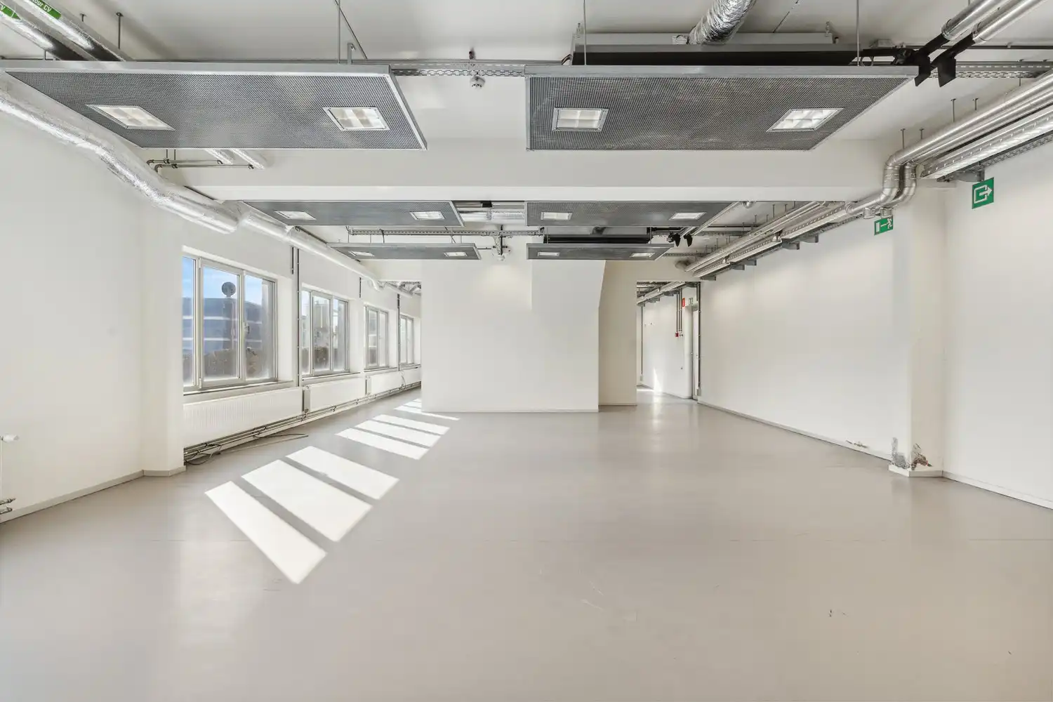 Veelzijdig kantoorgebouw met ruime parking op 2433 m² foto 9
