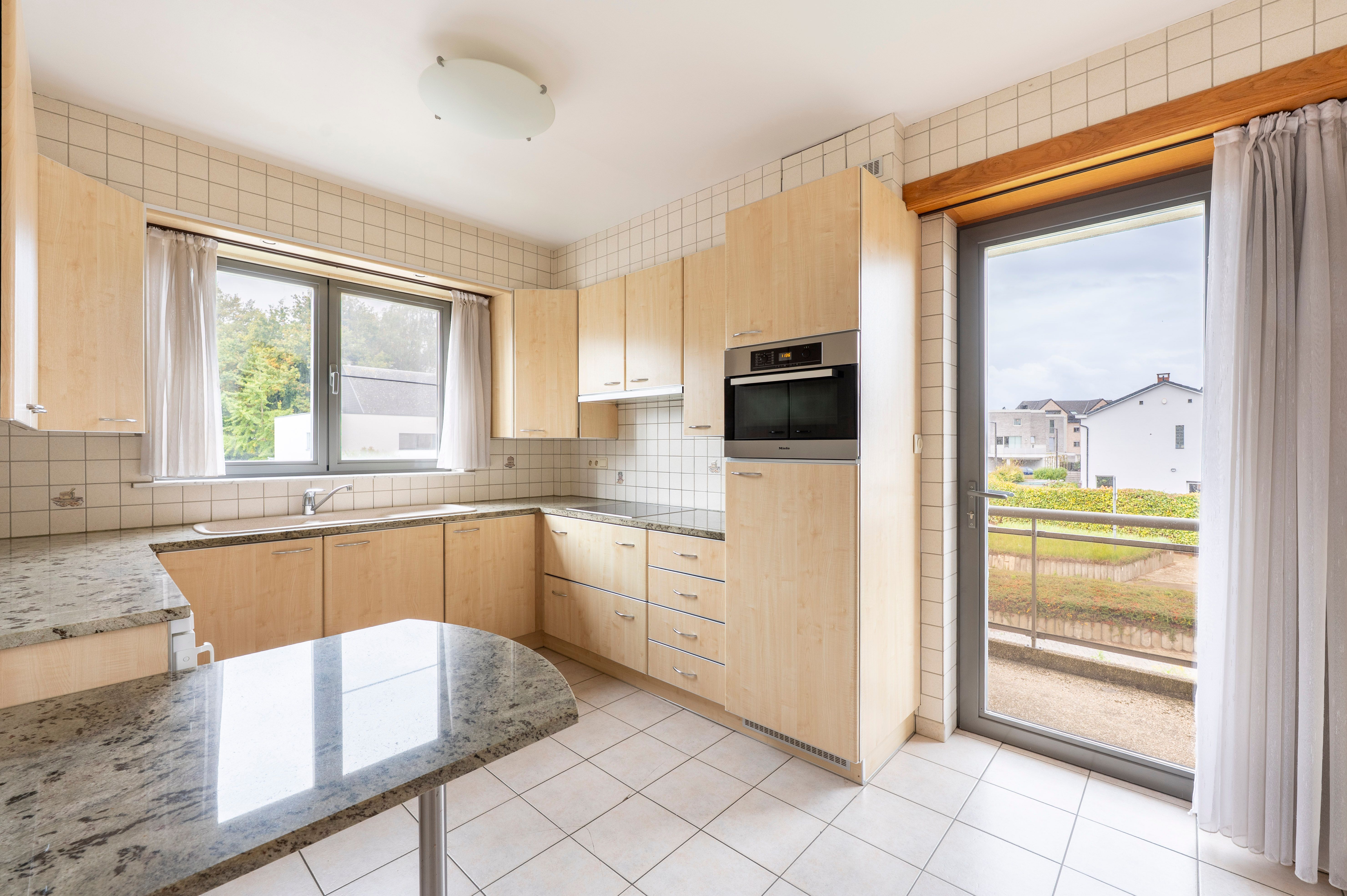 Ruim appartement met 2 slaapkamers, terras én garage in hartje Wommelgem! foto 5