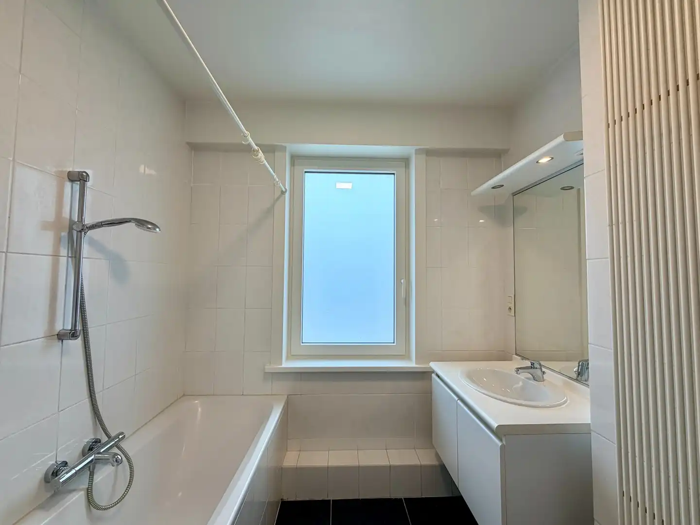 Instapklare woning met 2 slaapkamers en diepe tuin te Roeselare! foto 13