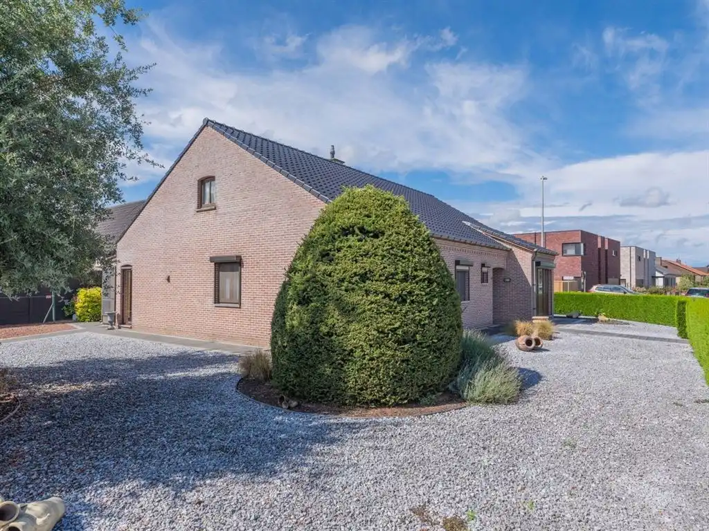 Zeer goed onderhouden vrijstaande woning met veranda en carport foto 9