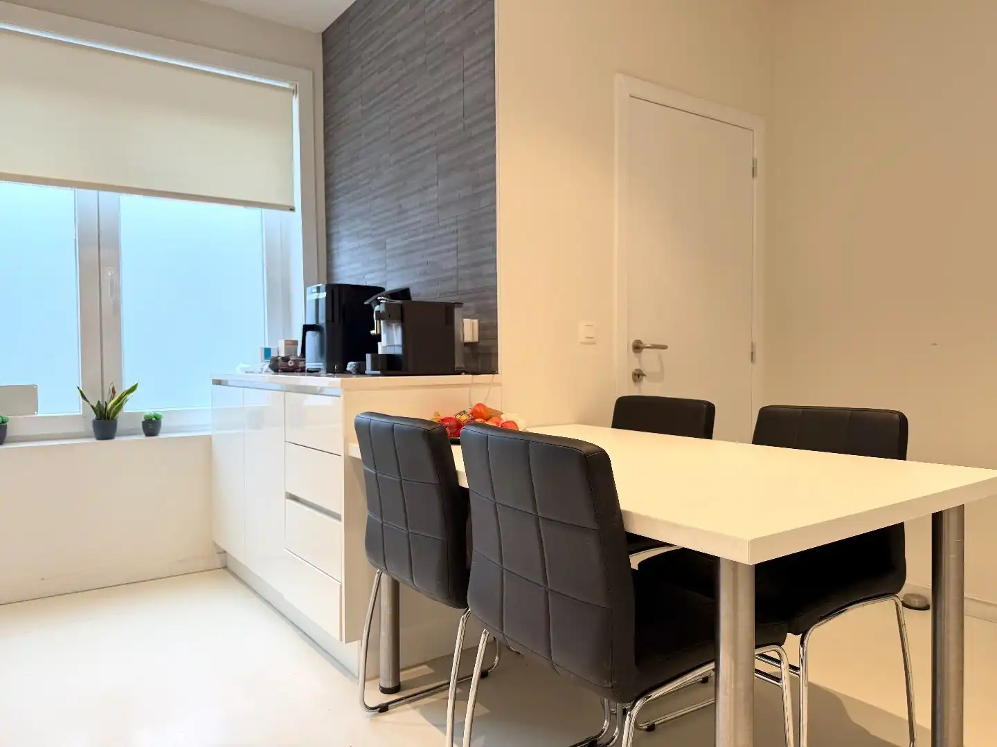 Instapklare woning met garage en uitbreidingsmogelijkheden in Kooigem! foto 2