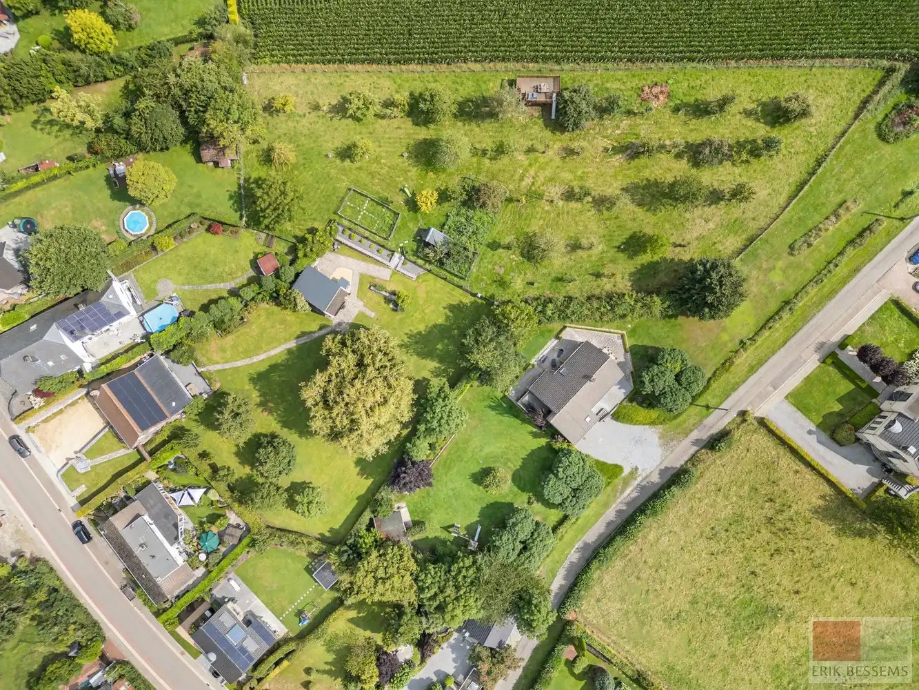 Prachtig gerenoveerde woning/landhuis (van 2011 t.e.m. 2025) gelegen op een ruim perceel van maar liefst circa 6000m2 foto 3