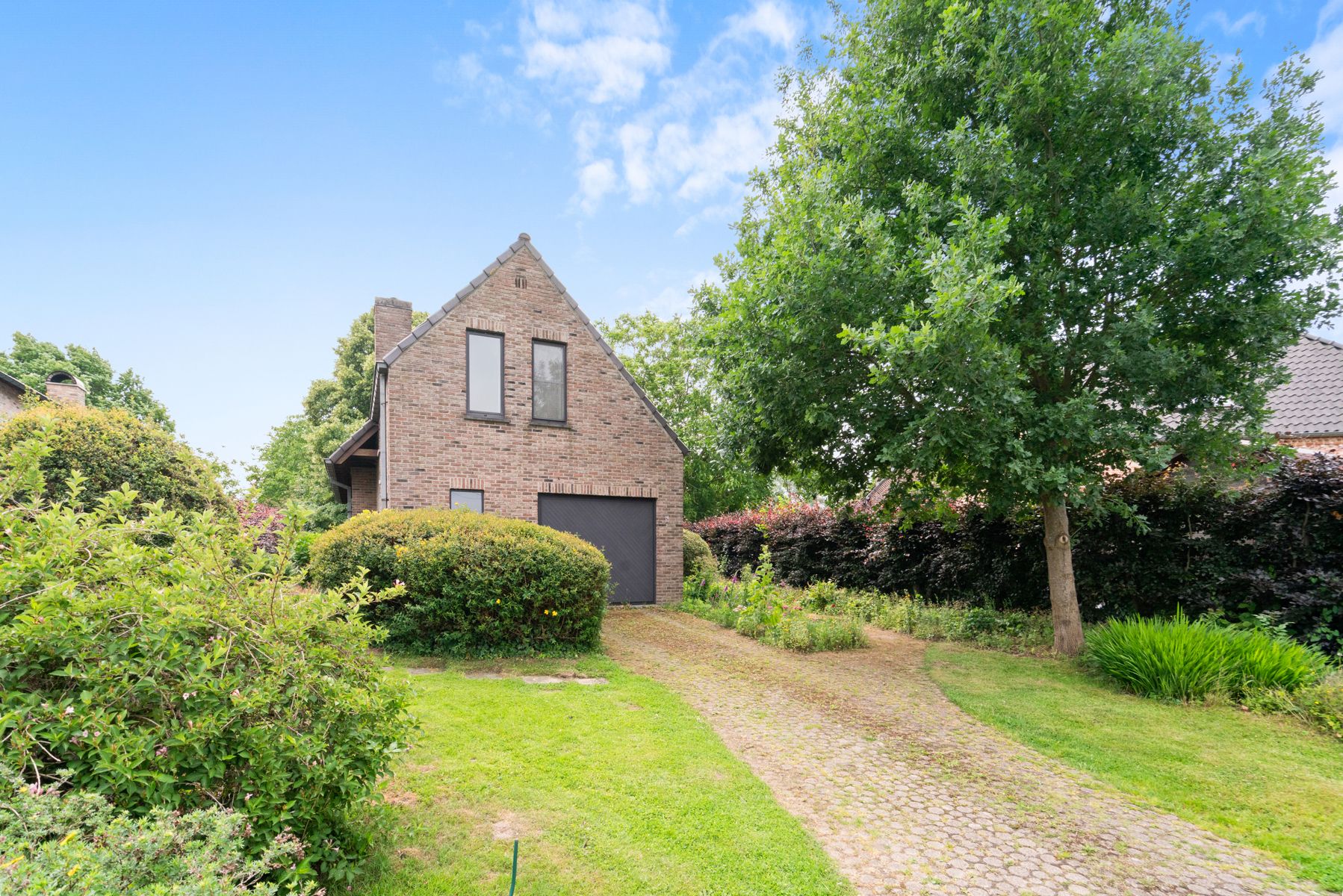 Open bebouwing met 5 slaapkamers en prachtige tuin  foto {{pictureIndex}}