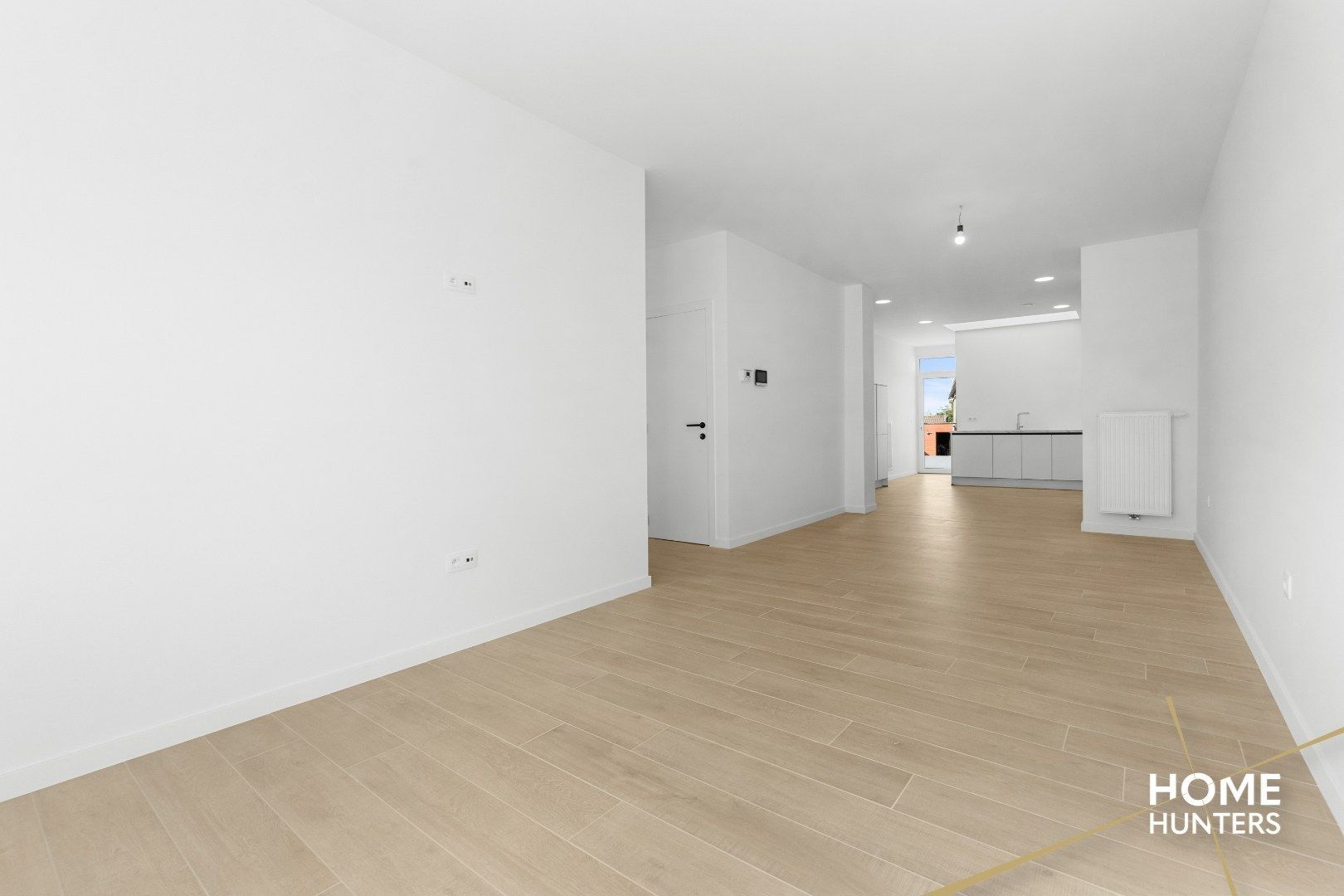 Volledig gerenoveerde woning (anno 2025) met 3 ruime slaapkamers, ruime garage + tuin te Ieper foto 2