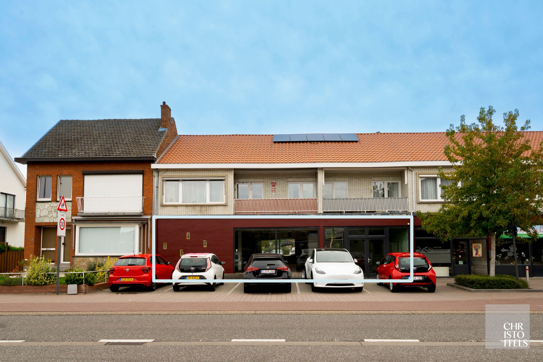 Te huur: Handelspand (229m²) op zichtbare locatie in Lanaken!  foto {{pictureIndex}}