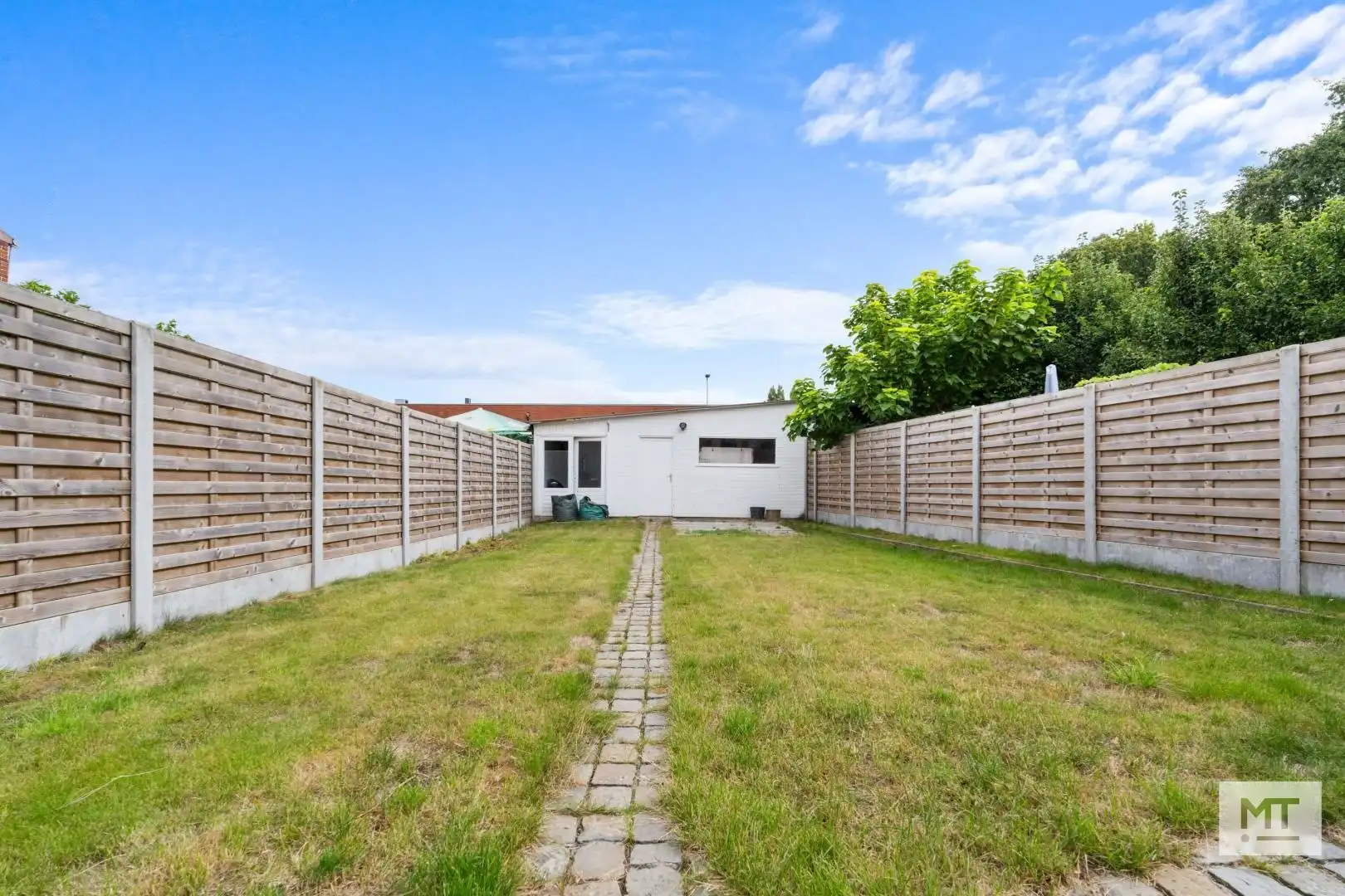 Bijzonder ruime woning met opslagruimte, dubbele garage en uitweg in centrum Langemark foto 19
