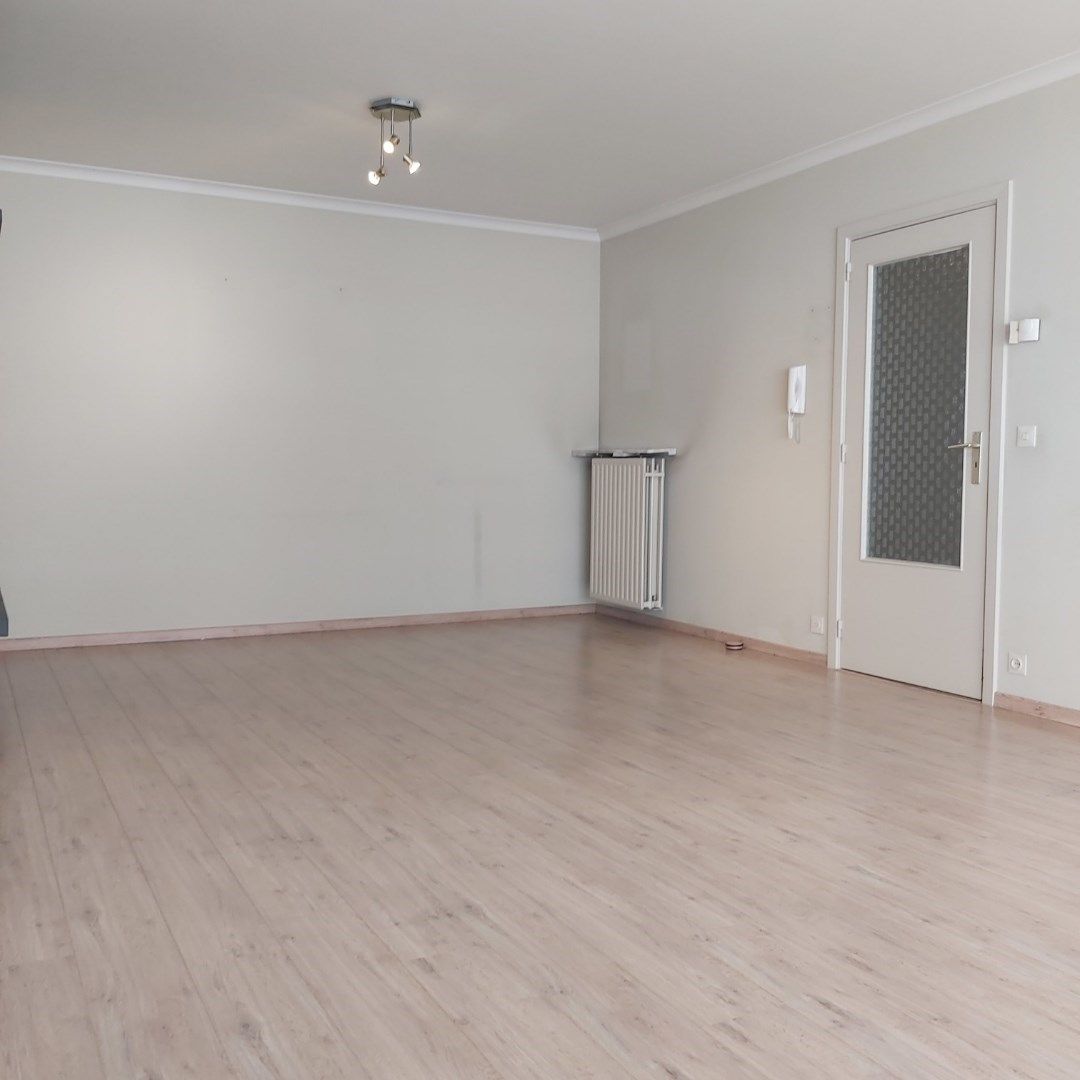 Appartement met 2 slaapkamers in het centrum van Izegem. Garage inbegrepen foto 3