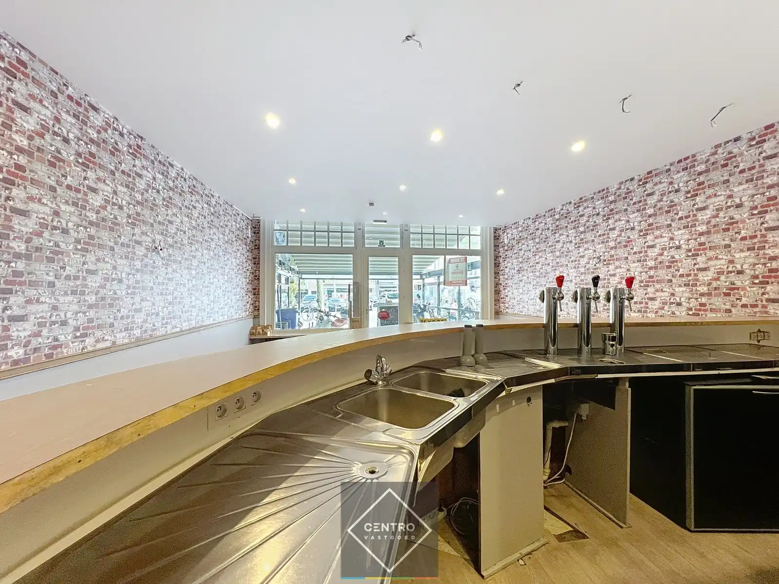 Ruim instapklaar handelspand met te renoveren woning (vroeger café Comodo en ook café Mozart) op de Grote Markt (Izegem) ! foto 10